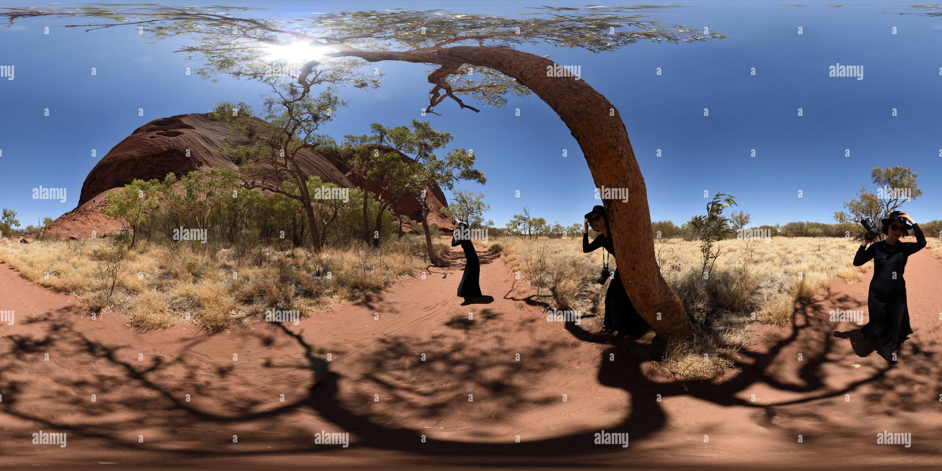 Vue panoramique à 360° de 360° Panorama - Une femme sur Kuniya Walk Uluru, territoire du Nord, Outback Australie.