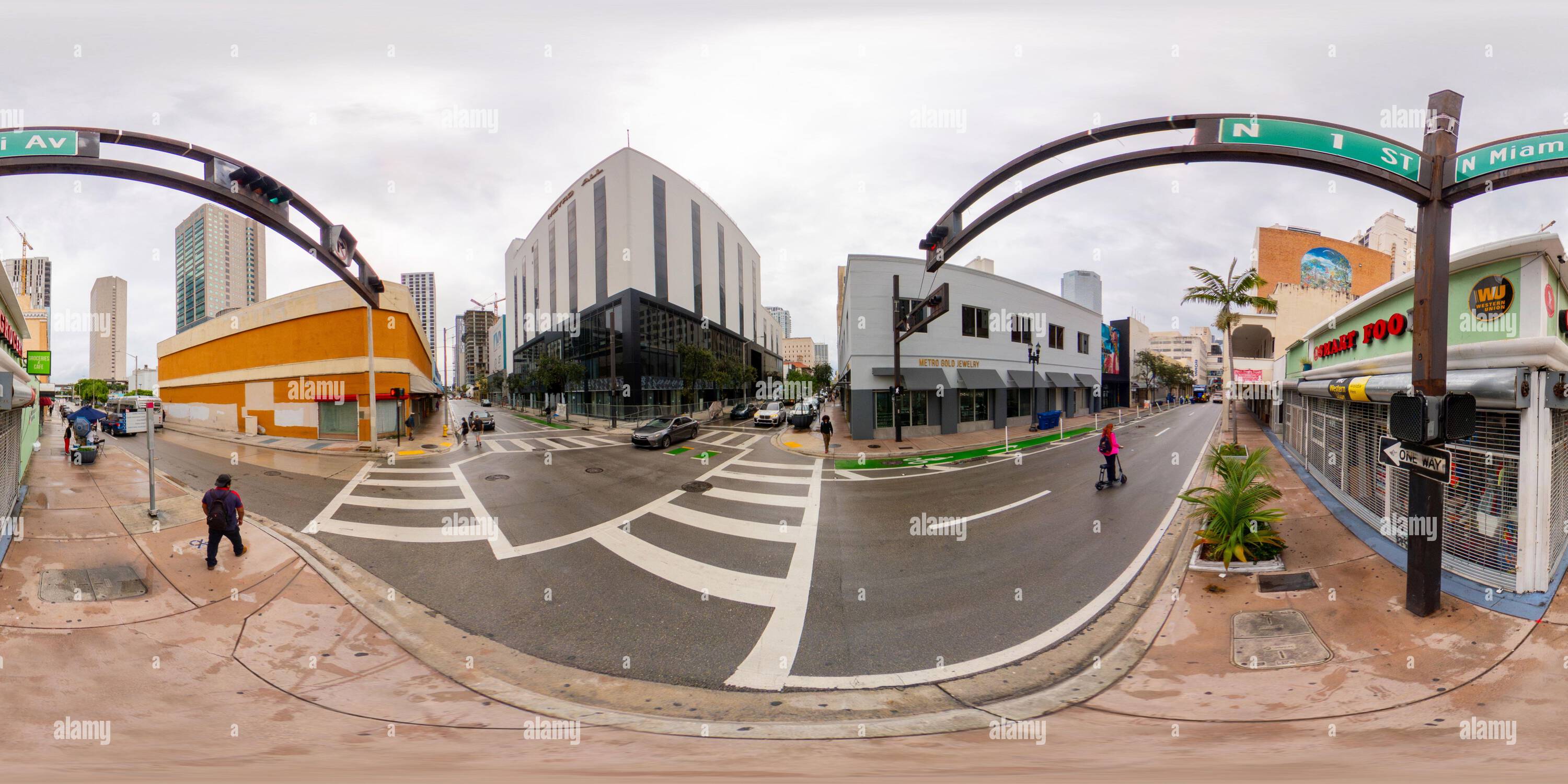 Vue panoramique à 360° de Miami, FL, États-Unis - 6 octobre 2023 : 360 entreprise photo équirectangulaire au centre-ville de Miami