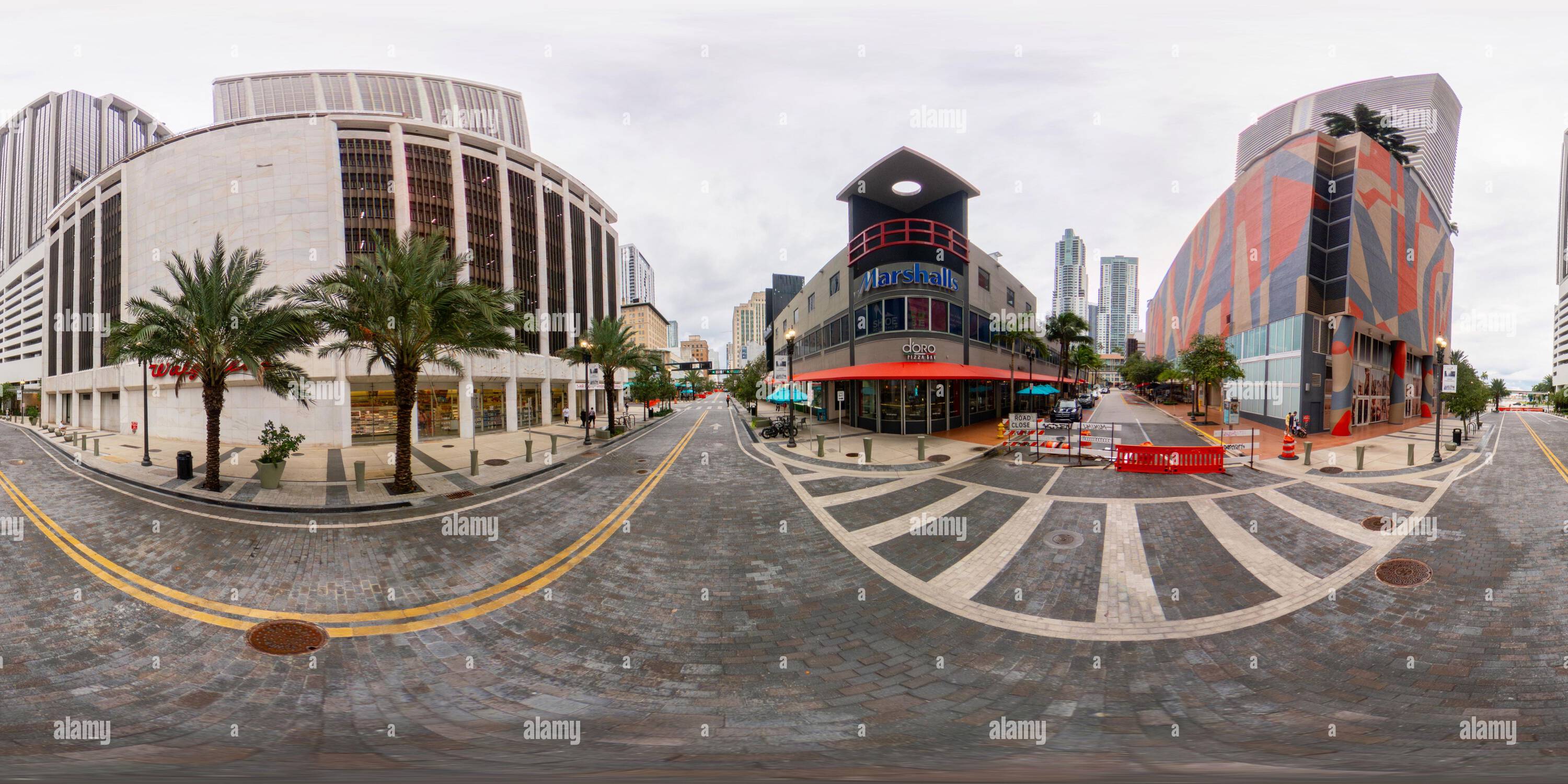 Vue panoramique à 360° de Miami, FL, USA - 6 octobre 2023 : 360 photo équirectangulaire Walgreens Flagler Street