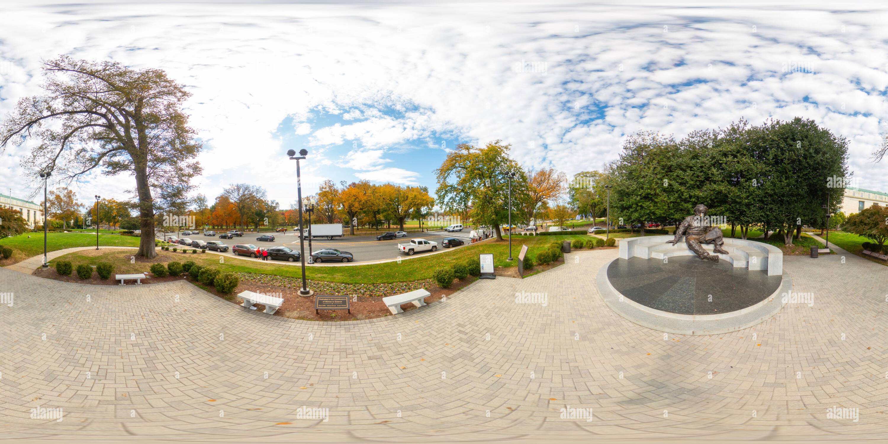 Vue panoramique à 360° de Washington DC, États-Unis - 28 octobre 2023 : photo Albert Einstein Memorial Bronze Statue. 360 panorama VR photo équirectangulaire