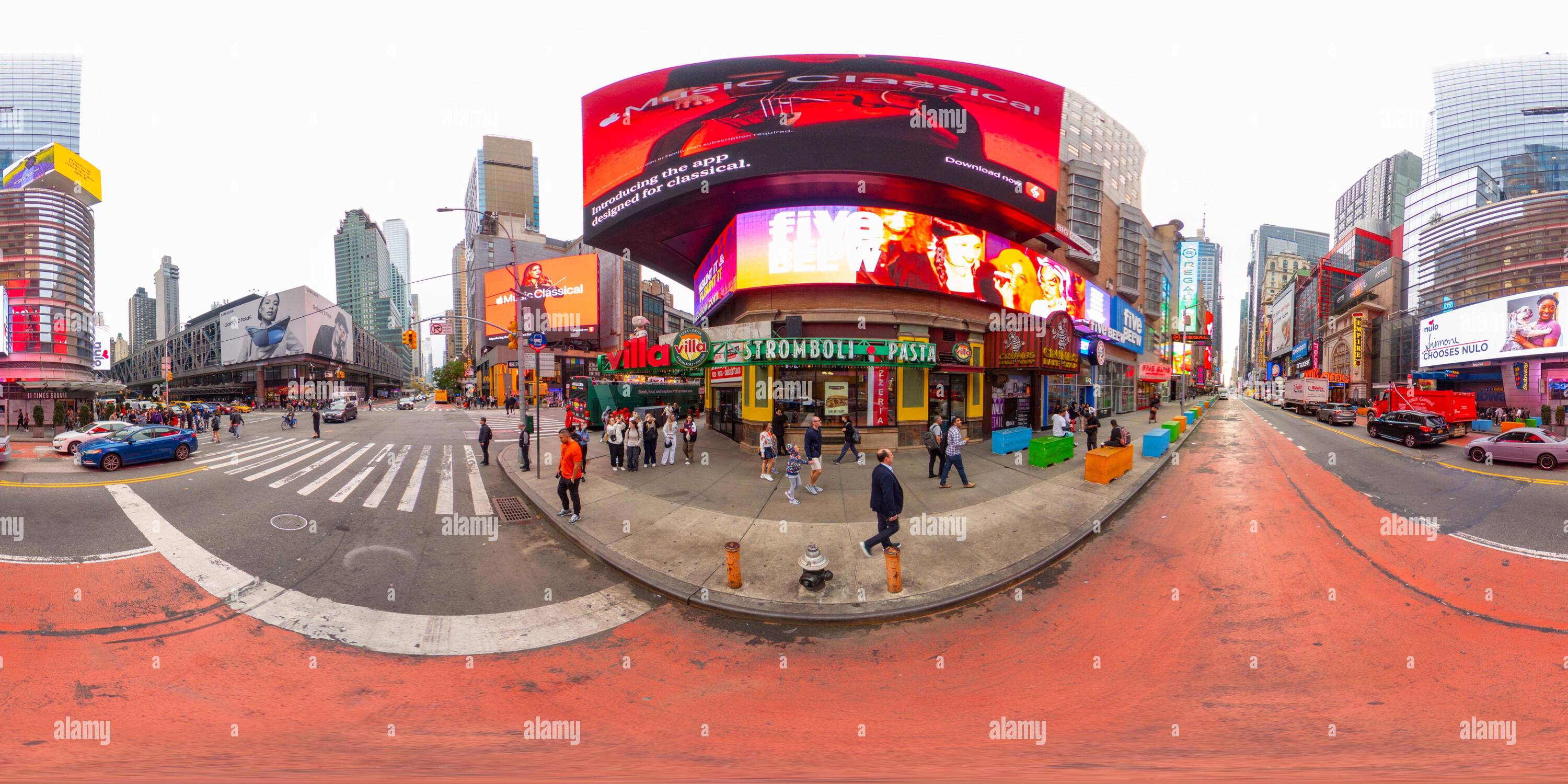 Vue panoramique à 360° de New York, NY, USA - 27 octobre 2023 : spectacles de Broadway dans la 42e rue de New York. Photo équirectangulaire 360 VR