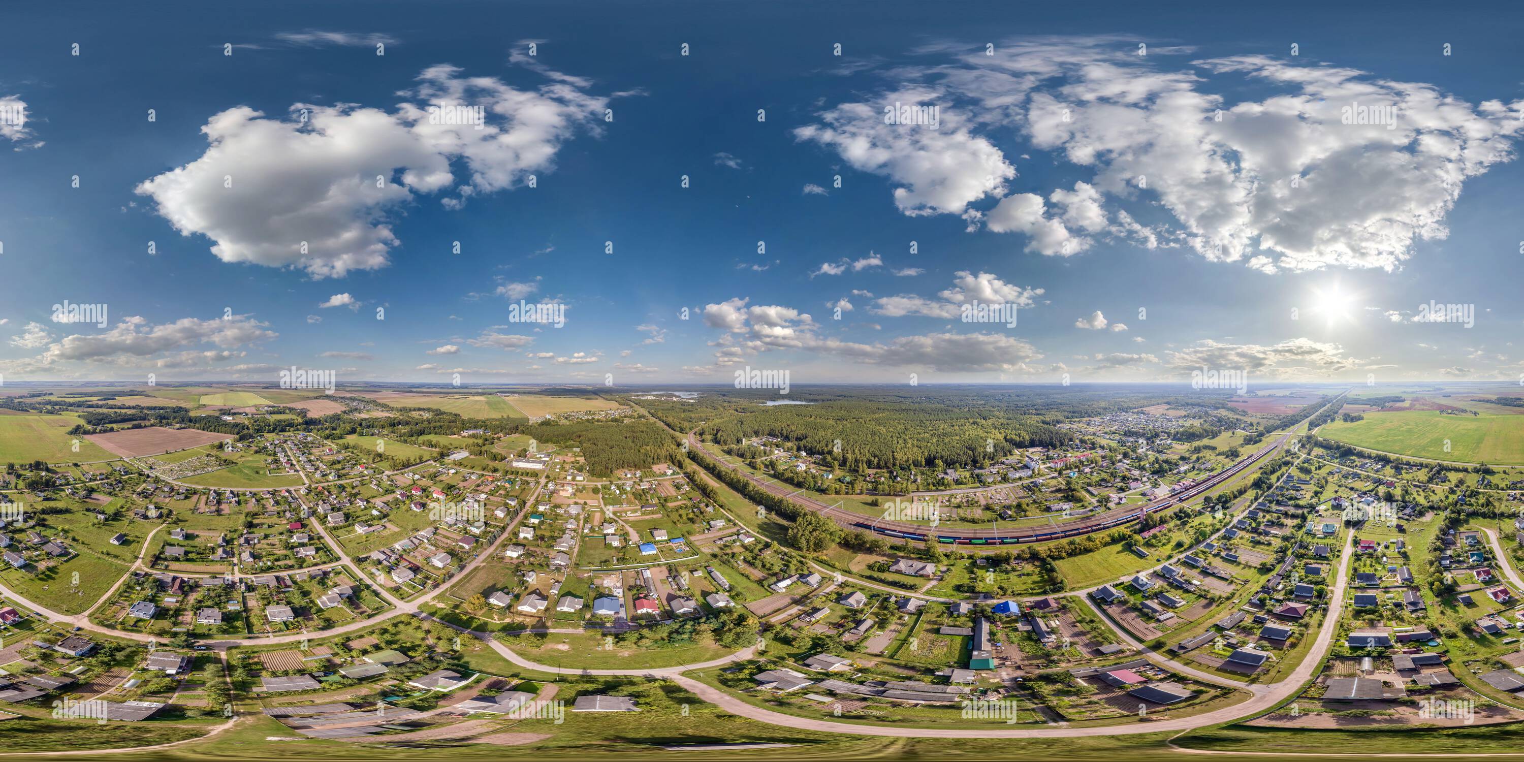 Vue panoramique à 360° de vue panoramique aérienne hdri 360 au-dessus de la ville provinciale de grande hauteur en projection sphérique sans soudure équirectangulaire. peut être utilisé comme remplacement de ciel f