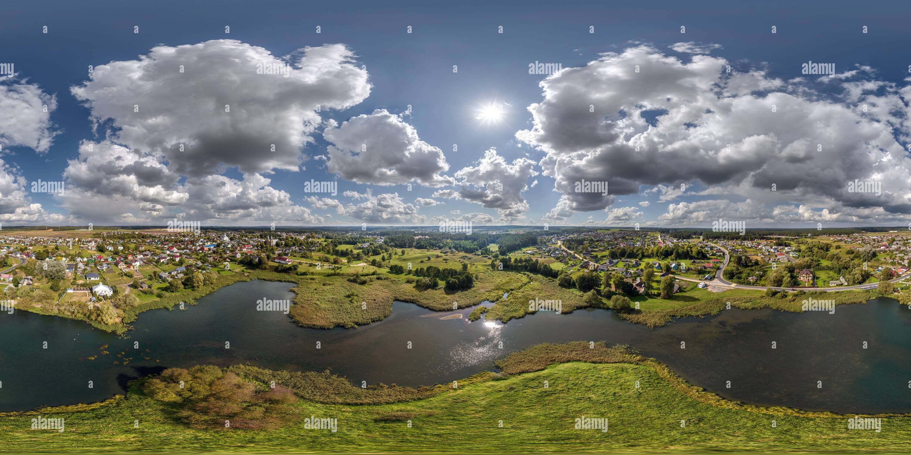 Vue panoramique à 360° de vue panoramique sphérique hdri 360 sans couture aérienne sur l'île et la rivière ou le lac sinueux avec de beaux nuages en projection équirectangulaire