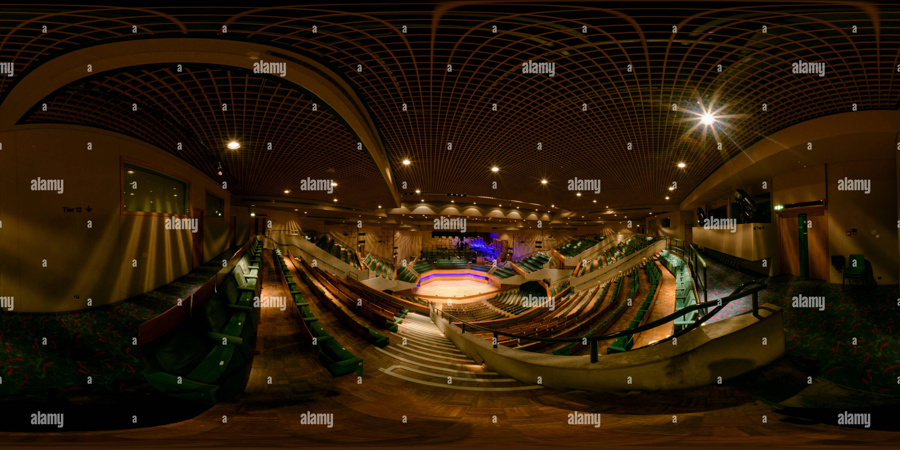 Vue panoramique à 360° de Panorama interactif de 360˚ de l'intérieur du Saint David's Hall Cardiff