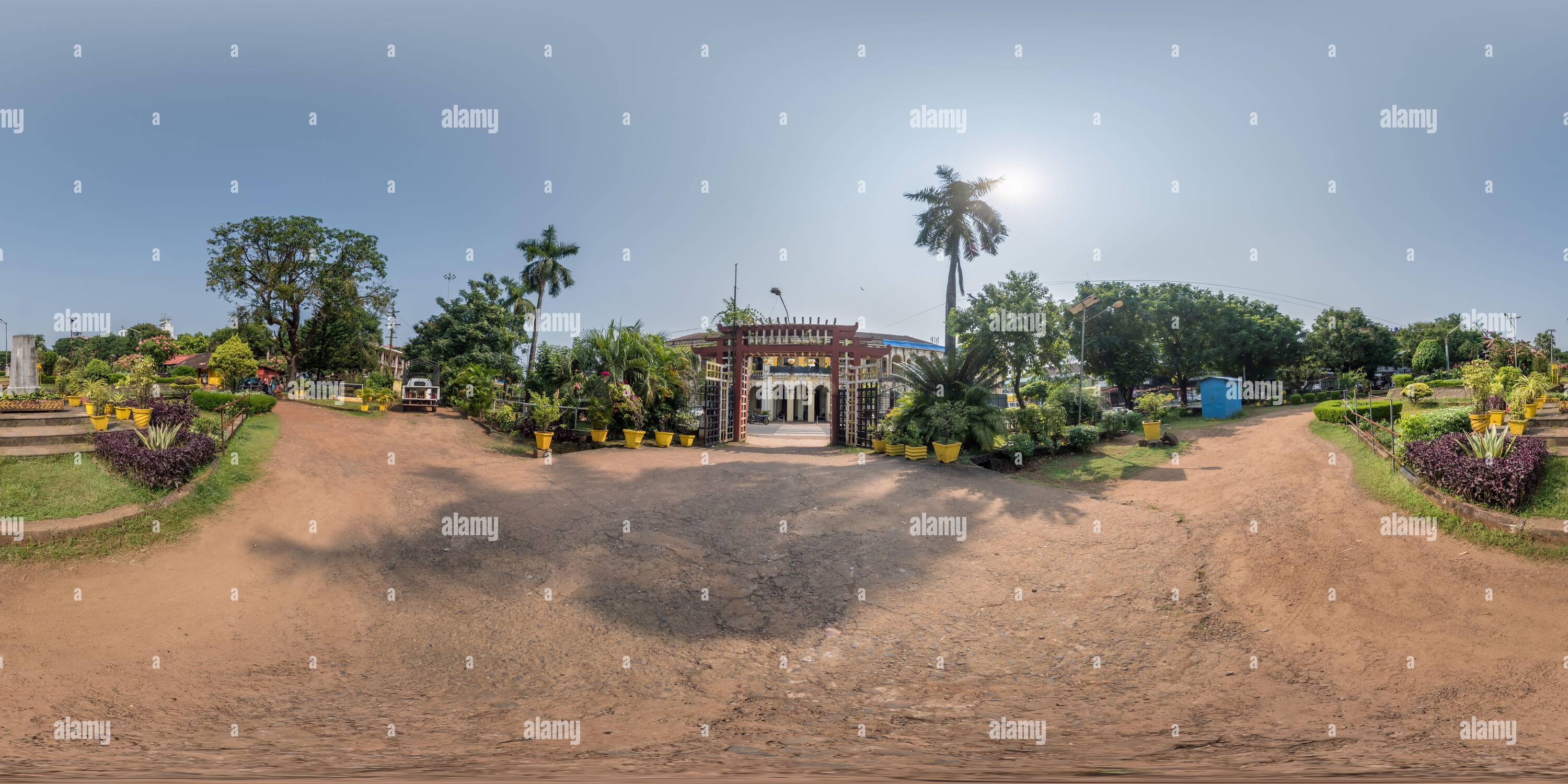 Vue panoramique à 360° de parc zone verte près de la porte dans la ville indienne en pleine sphérique 360 hdri panorama sans couture en projection équirectangulaire, panorama, contenu VR,