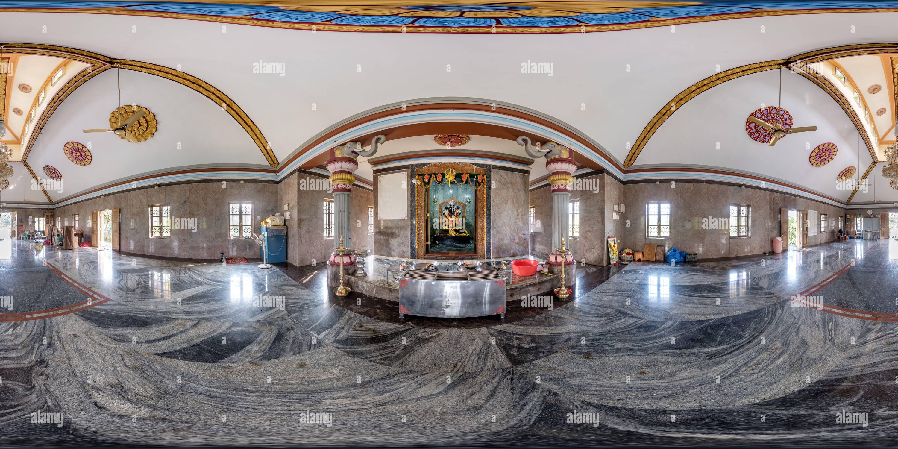 Vue panoramique à 360° de Full hdri 360 panorama à l'intérieur du temple hindou de ganesh dieu de sagesse et de prospérité avec tête d'éléphant dans le village tropical indien en pr équirectangulaire