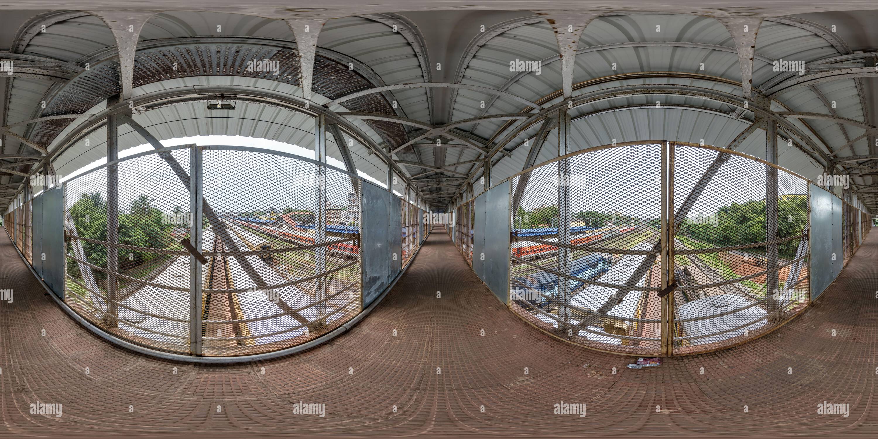 Vue panoramique à 360° de panorama sphérique sans soudure 360 hdri sur la construction de cadre en acier de fer du passage pour piétons au-dessus de la voie ferrée en projection équirectangulaire, lire