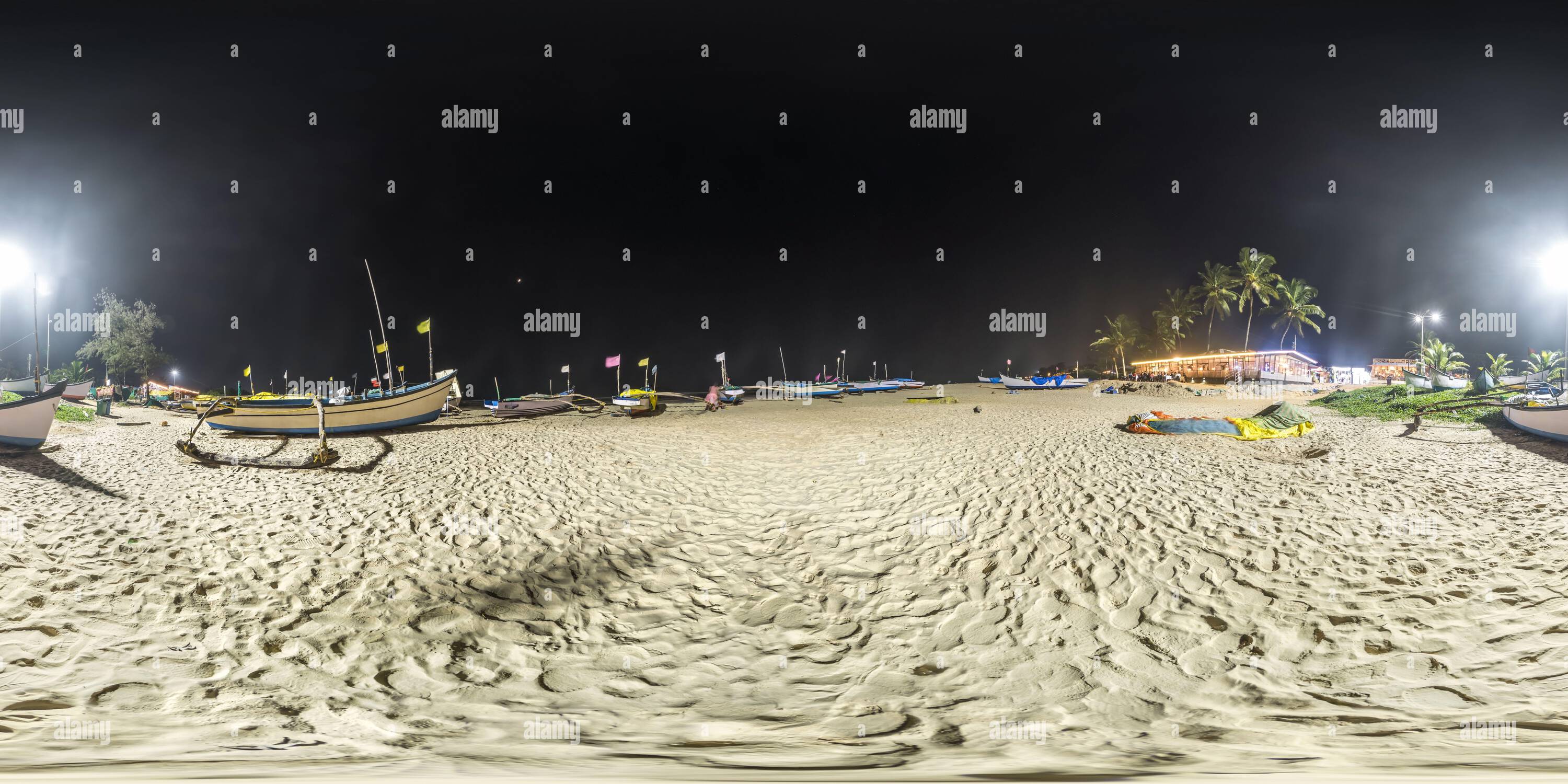 Vue panoramique à 360° de Panorama de nuit sphérique hdr 360 sans couture près des bateaux de pêche sur l'océan en inde en projection équirectangulaire, pour le contenu VR AR,