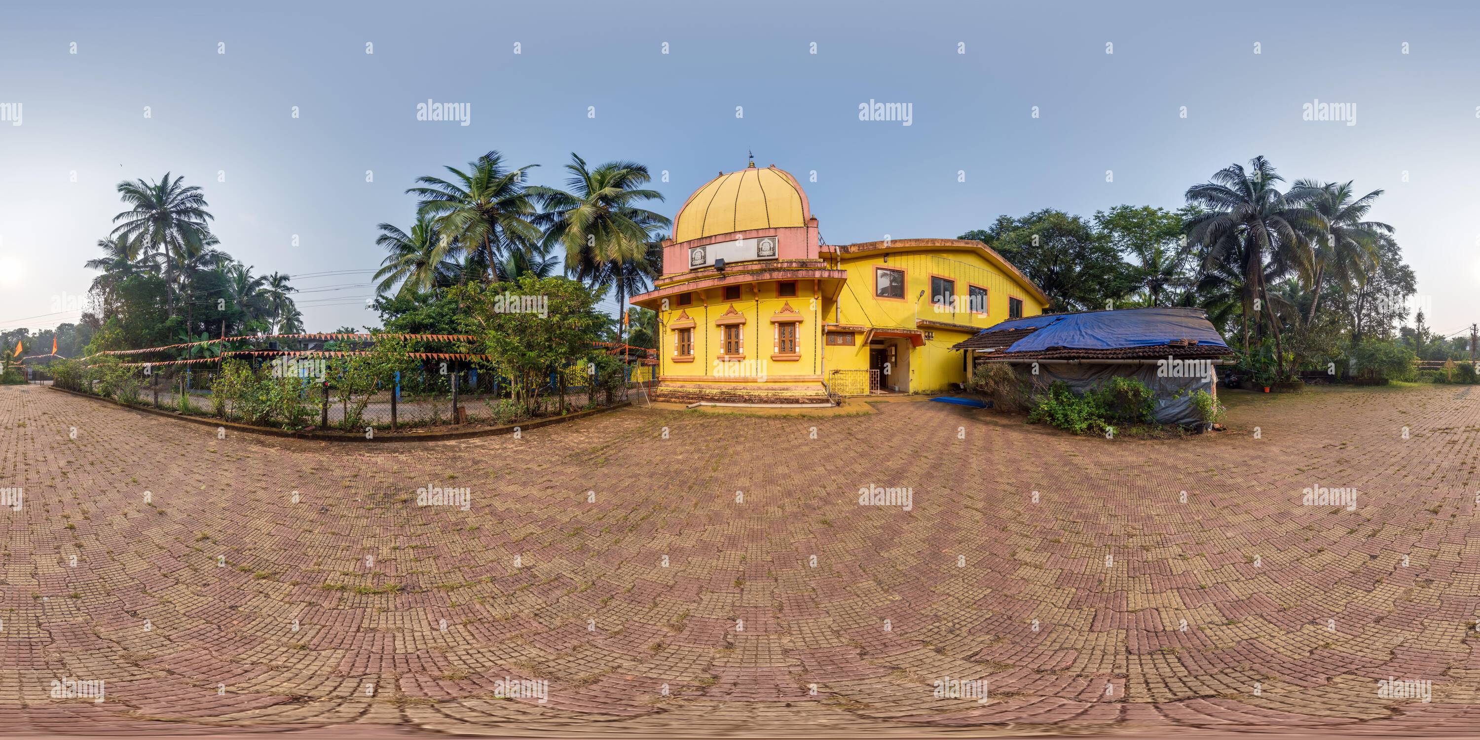 Vue panoramique à 360° de Plein panorama hdri 360 près du temple hindou de la déesse laxmi dans la jungle parmi les palmiers dans le village tropical indien en projection équirectangulaire avec zenit