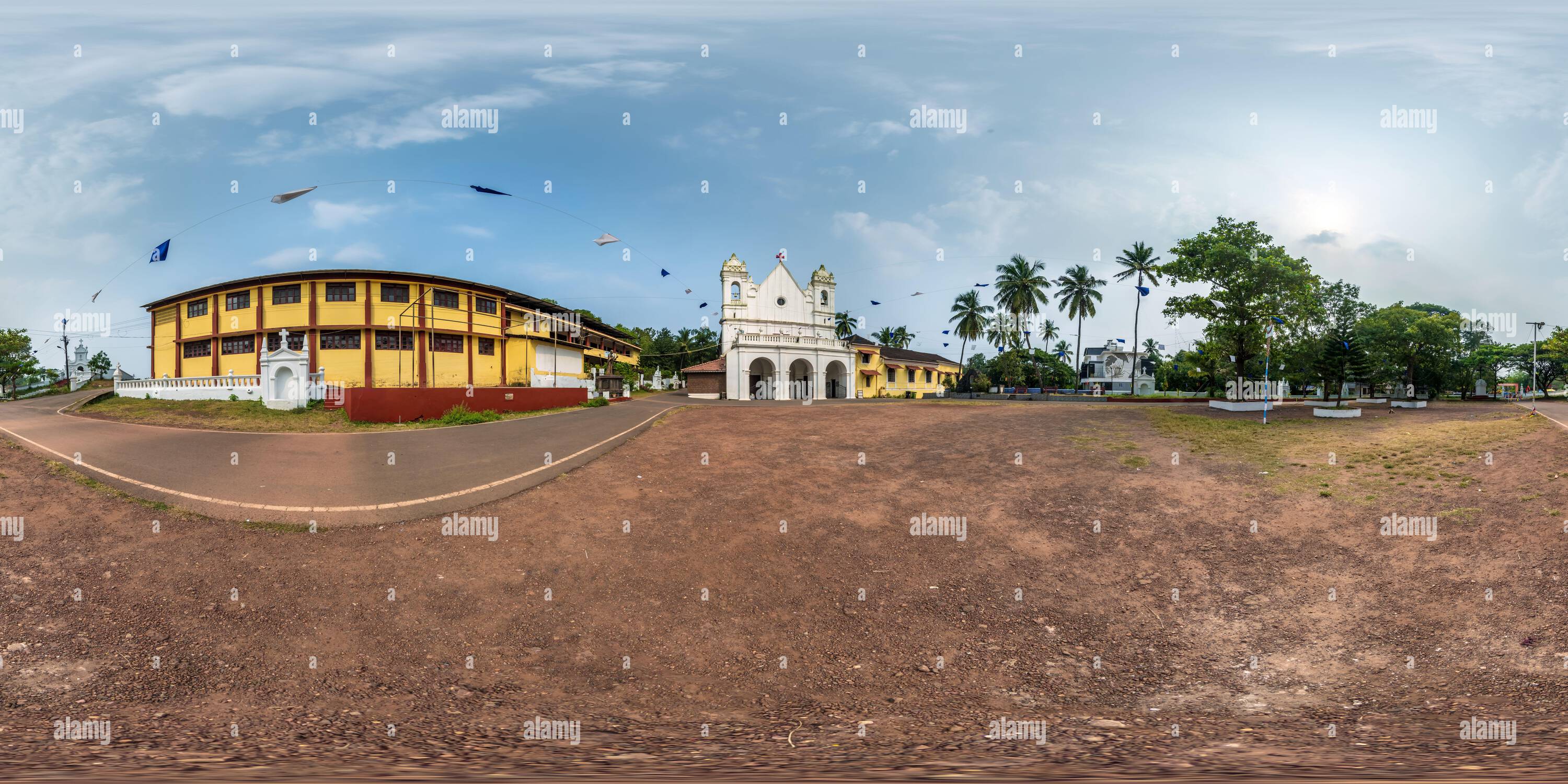 Vue panoramique à 360° de Plein hdri 360 panorama de l'église catholique portugaise dans la jungle parmi les palmiers dans le village tropical indien en projection équirectangulaire avec zénith et