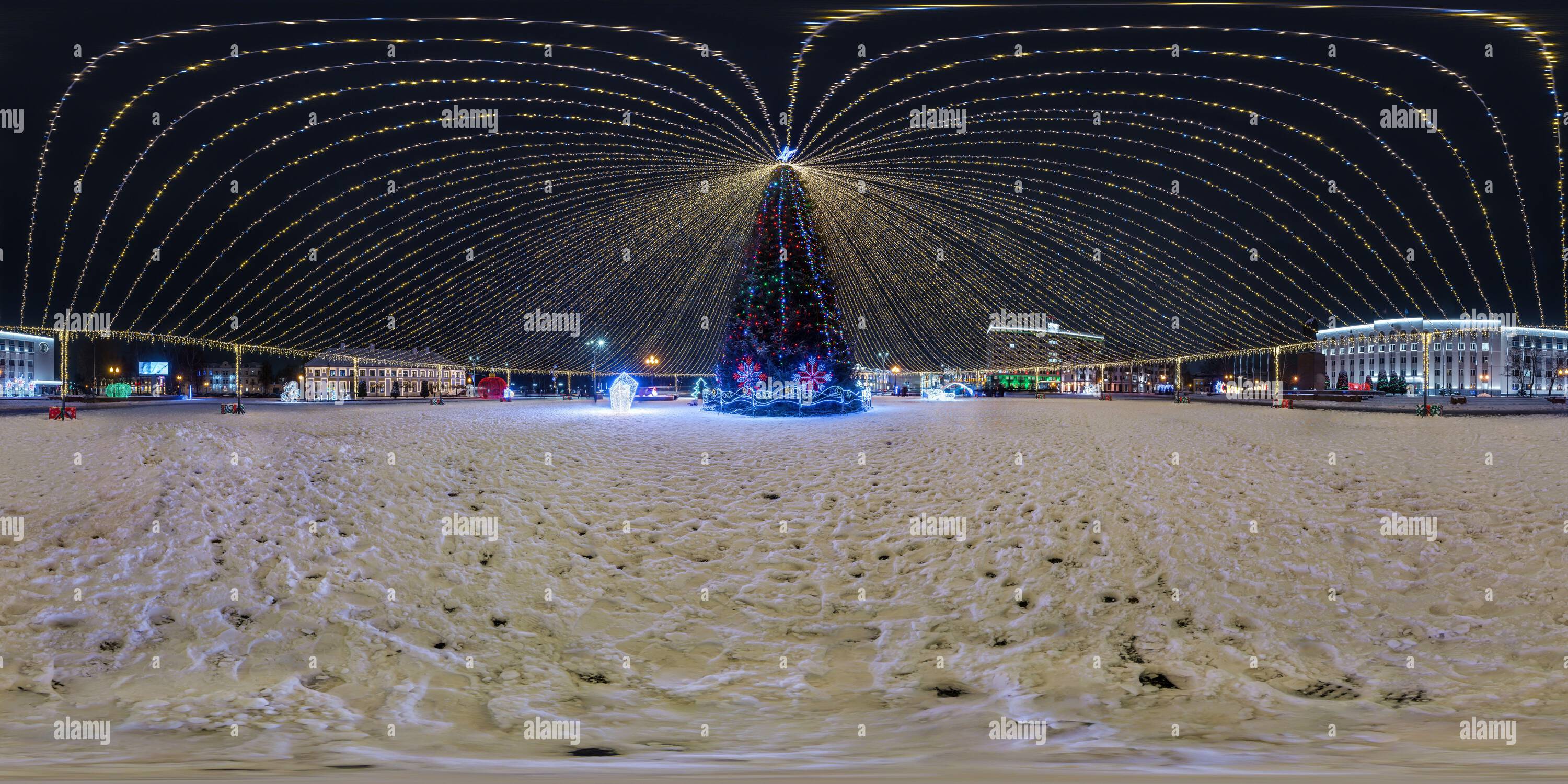 Vue panoramique à 360° de Nuit pleine 360 panorama sur la place avec arbre de Noël avec illumination en forme de tente sur le nouvel an en projection équirectangulaire avec zénith et nadi