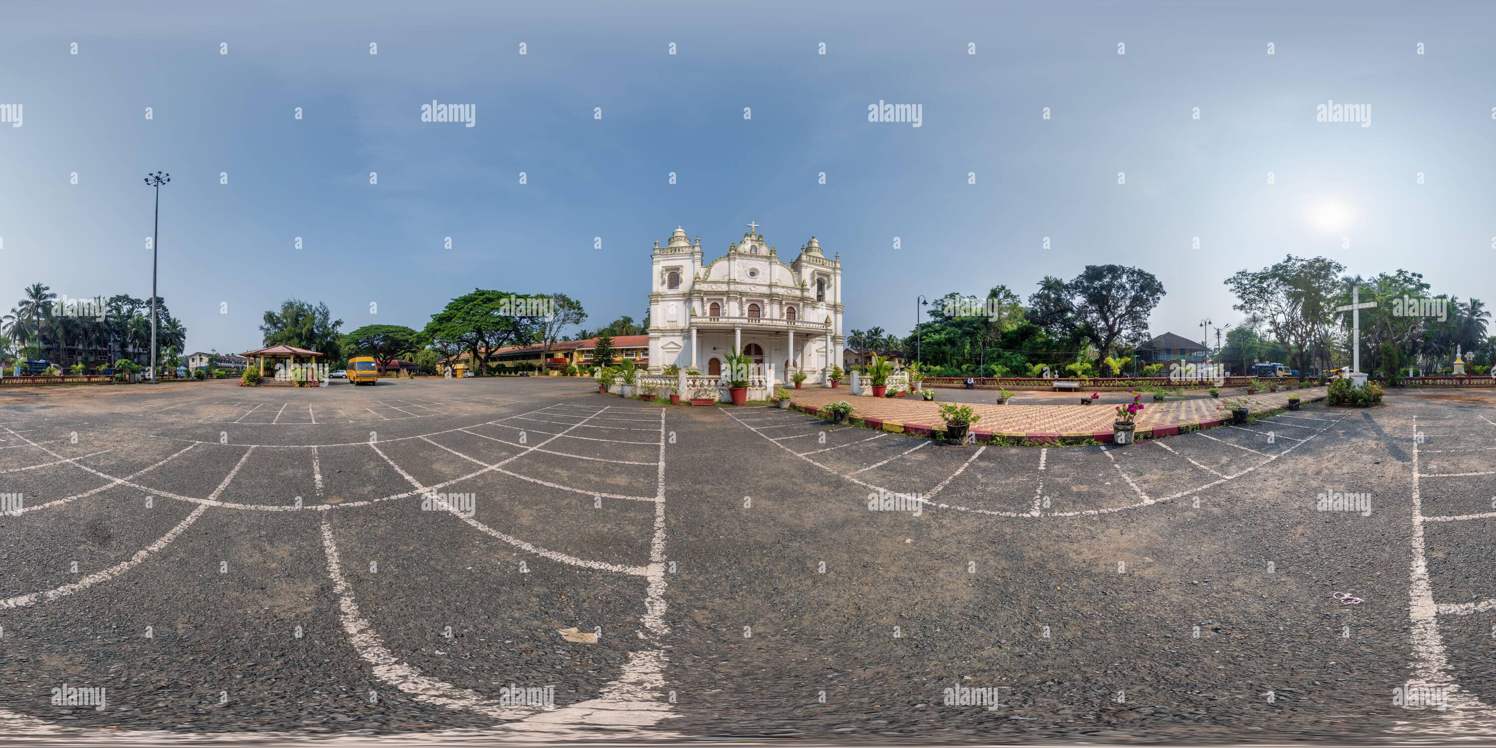 Vue panoramique à 360° de Full hdri 360 panorama de l'église catholique du portugal dans la jungle parmi les palmiers dans le village tropical indien en projection équirectangulaire avec zénith et n