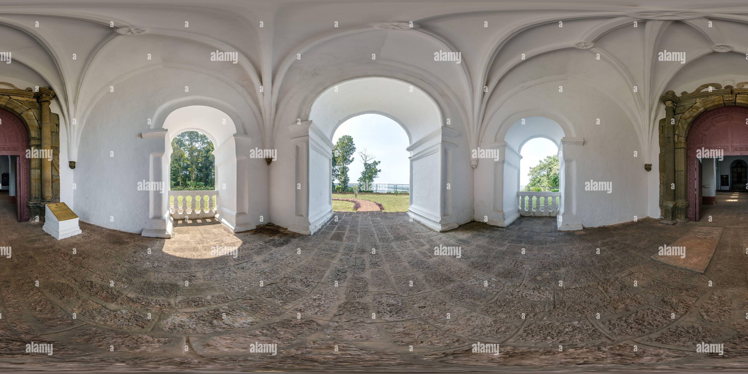 Vue panoramique à 360° de Panorama hdri 360 sphérique complet à l'intérieur vide abandonné de l'église portugaise dans le vieux goa inde en projection équirectangulaire, VR AR réalité virtuelle cont