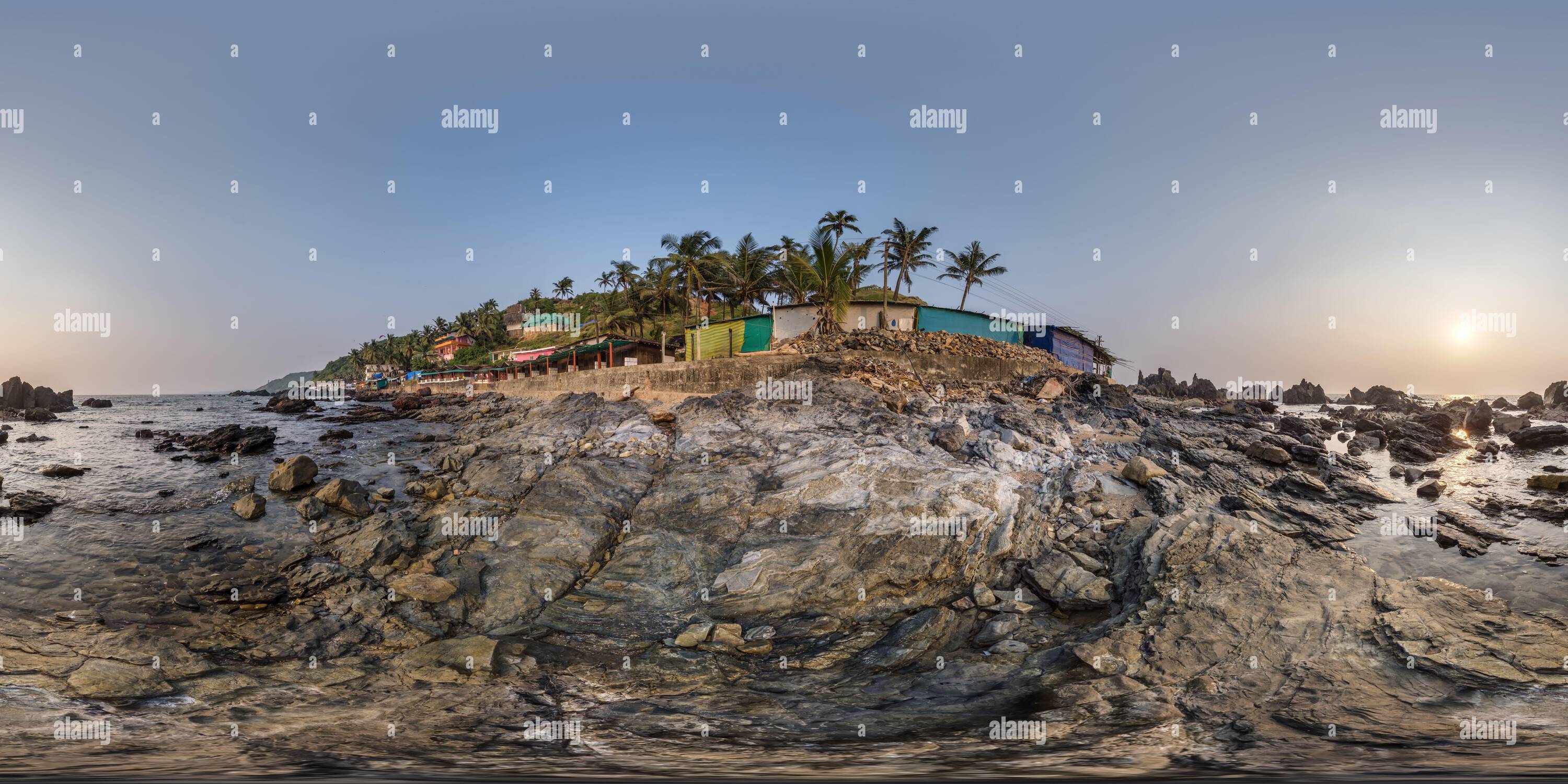 Vue panoramique à 360° de plein hdri 360 vue panoramique sur l'océan sur le rivage avec des rochers en projection équirectangulaire avec zénith et nadir. Contenu VR AR,