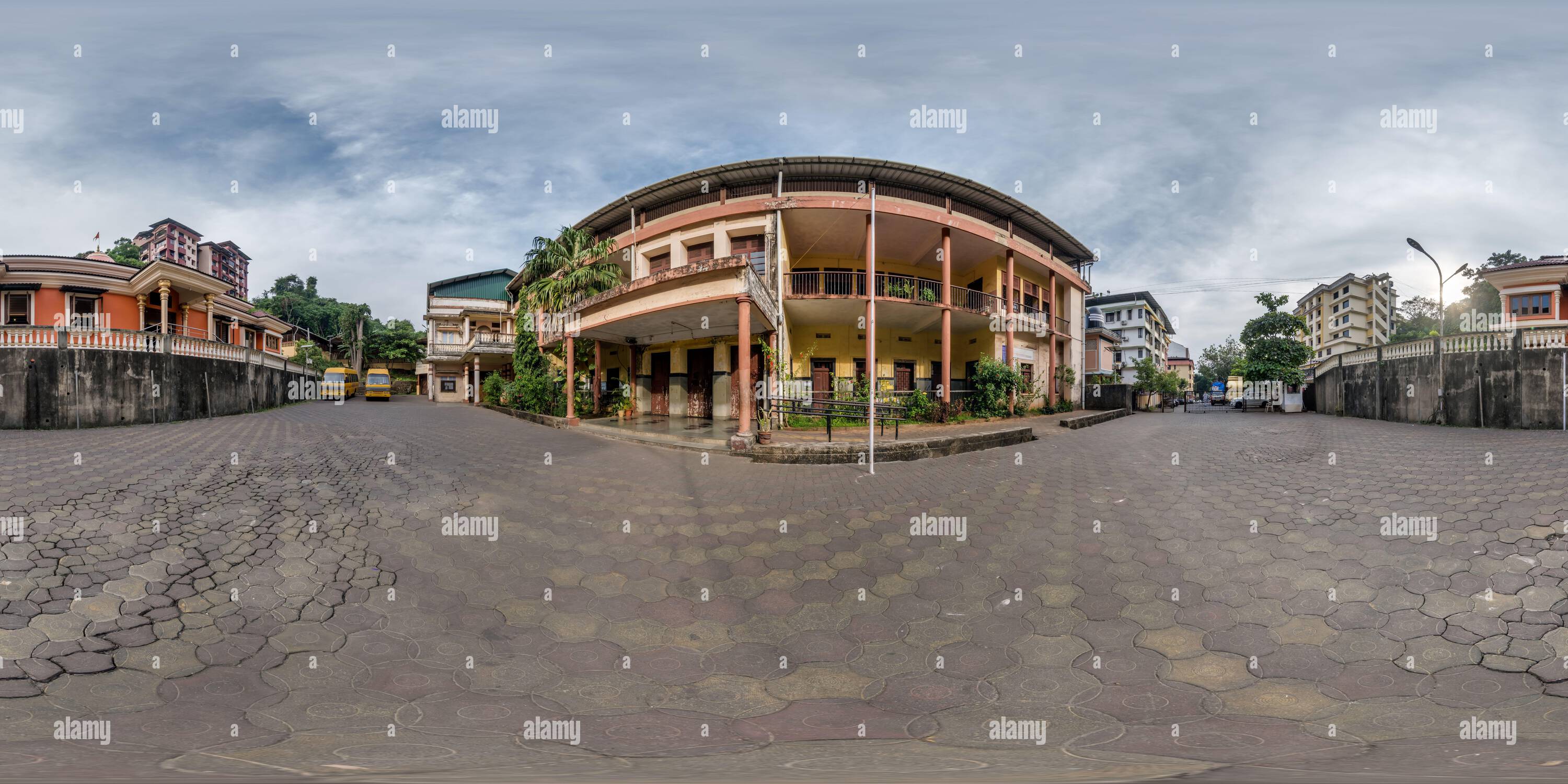 Vue panoramique à 360° de plein panorama sphérique hdr 360 sans couture à l'intérieur de vieilles maisons dans une cour étroite ou arrière-cour de la ville près de la rue dans une ville indienne dans proje équirectangulaire