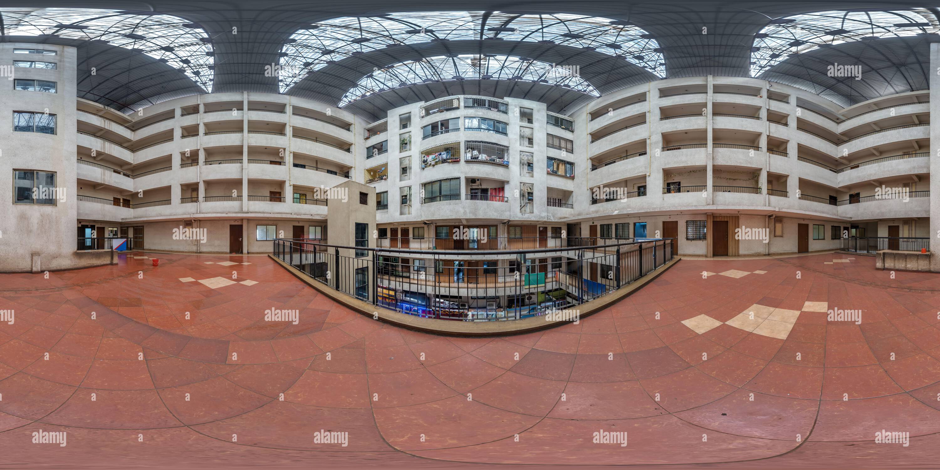 Vue panoramique à 360° de hdri 360 panorama sur place à l'intérieur du complexe résidentiel avec couloir étroit dans la ville indienne en projection équirectangulaire sphérique sans soudure,