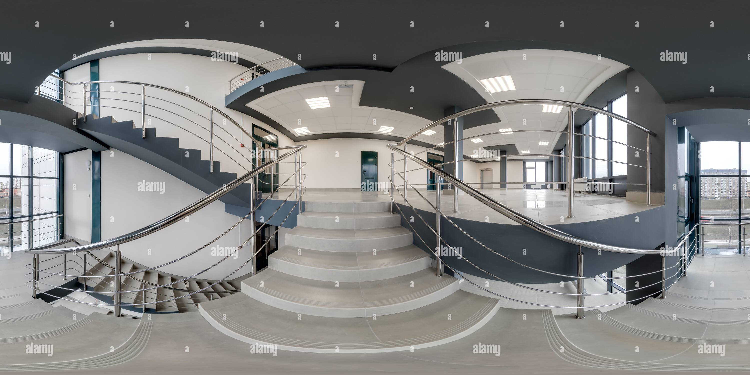 Vue panoramique à 360° de hdri 360 vue panoramique sur les escaliers dans un hall moderne vide avec colonnes, portes et fenêtres panoramiques en projection sphérique sans soudure équirectangulaire, lire