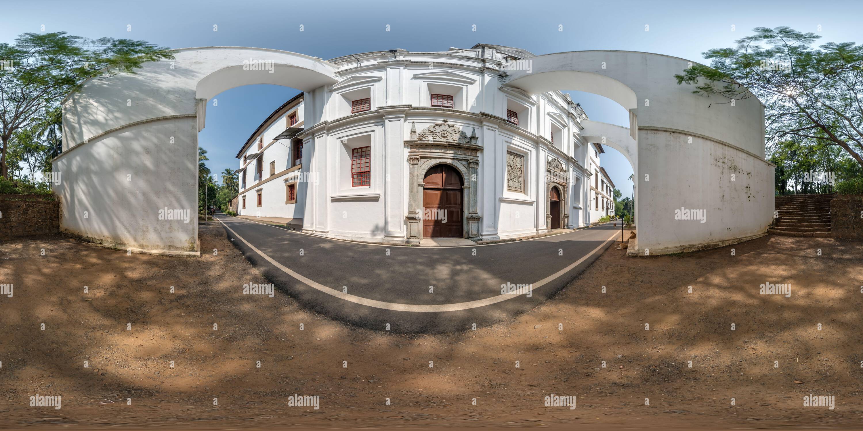Vue panoramique à 360° de Plein hdri 360 panorama de l'église catholique portugaise avec des arches dans la jungle parmi les palmiers dans le village tropical indien en en projection équirectangulaire avec
