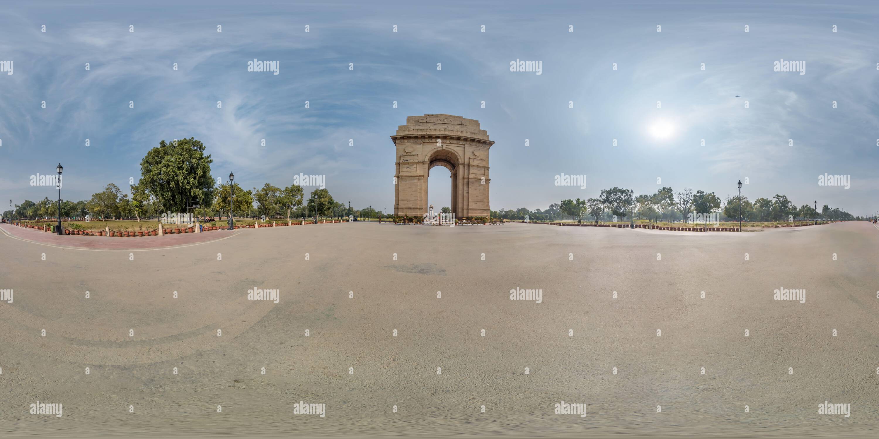 Vue panoramique à 360° de Plein panorama sphérique hdri 360 sans couture près de la porte de l'Inde, mémorial de guerre à Delhi sans personnes et touristes en projection équirectangulaire avec zen