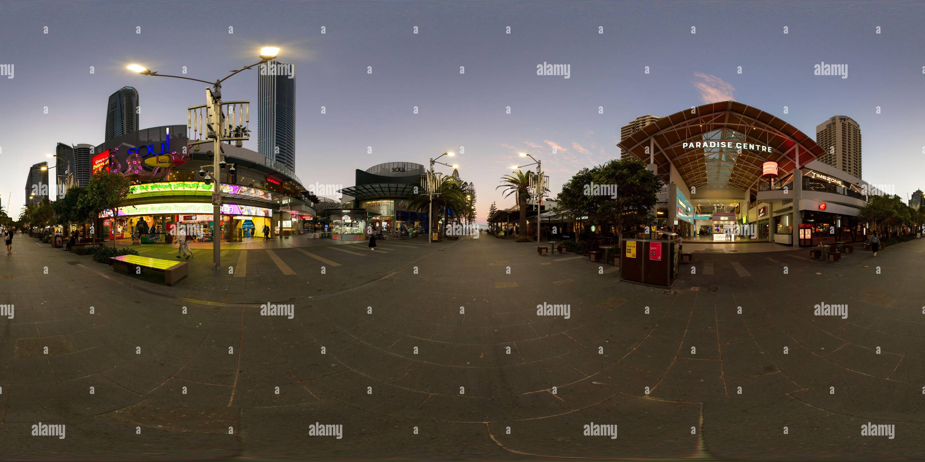 Vue panoramique à 360° de Panorama à 360° sur la célèbre Cavill Ave au cœur de Surfers Paradise Gold Coast Queensland Australie