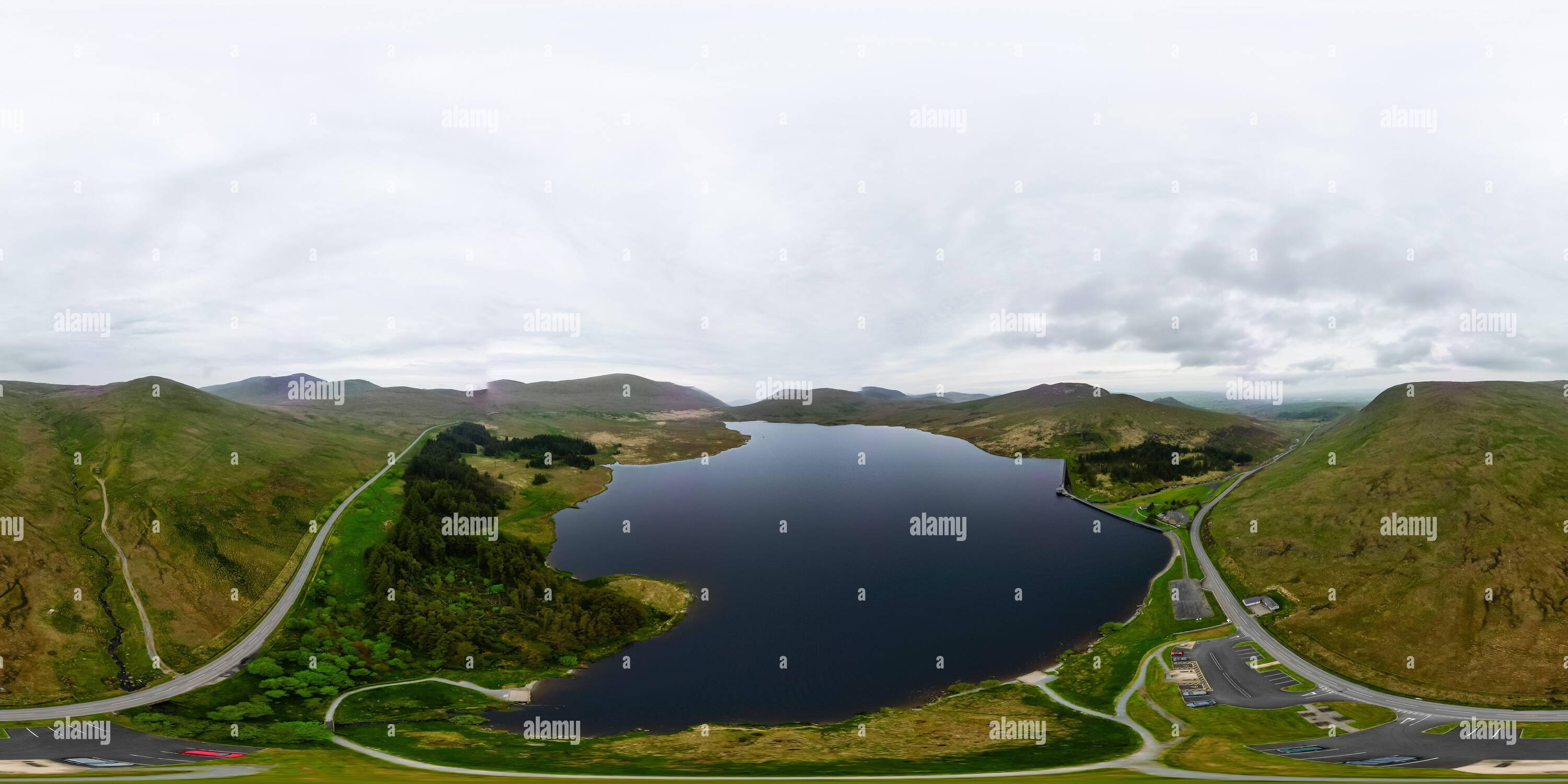 Vue panoramique à 360° de Photosphère à 360 degrés du réservoir et barrage de Spelga, Mourne Mountains, Irlande du Nord.