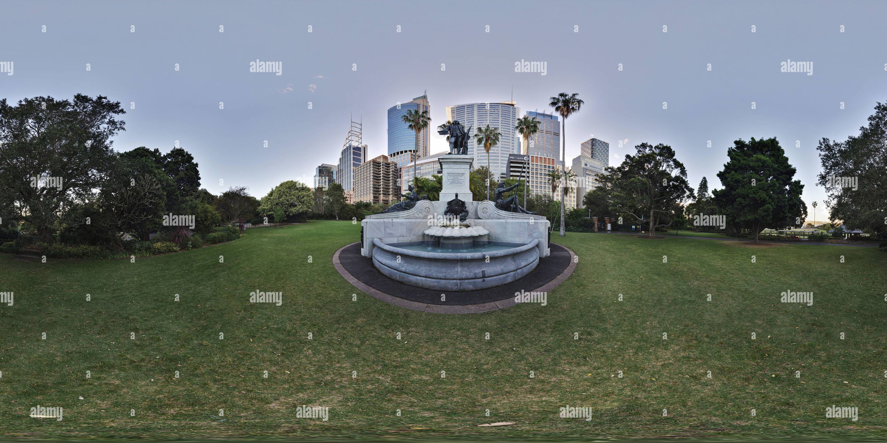 Vue panoramique à 360° de Fontaine du Gouverneur Phillip, statue du capitaine Arthur Phillip, 1897, et la ligne d'horizon du quartier des affaires de Sydney depuis les jardins botaniques royaux, panorama à 360 degrés de Sydney