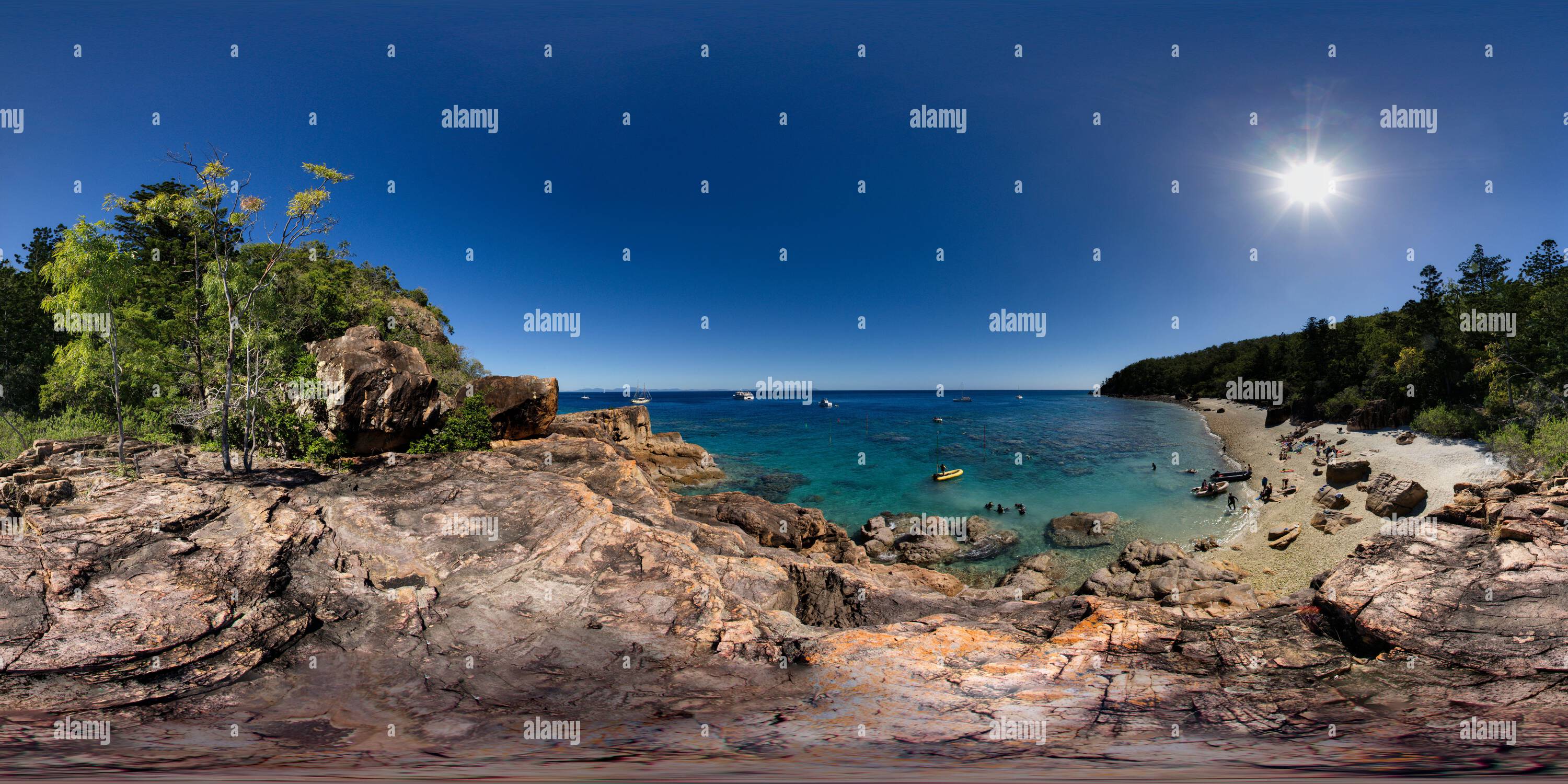 Vue panoramique à 360° de Blue Pearl Bay sur Hayman Island, une destination touristique populaire dans la Grande barrière de corail. L'image capture les superbes eaux turquoises et rocheuses