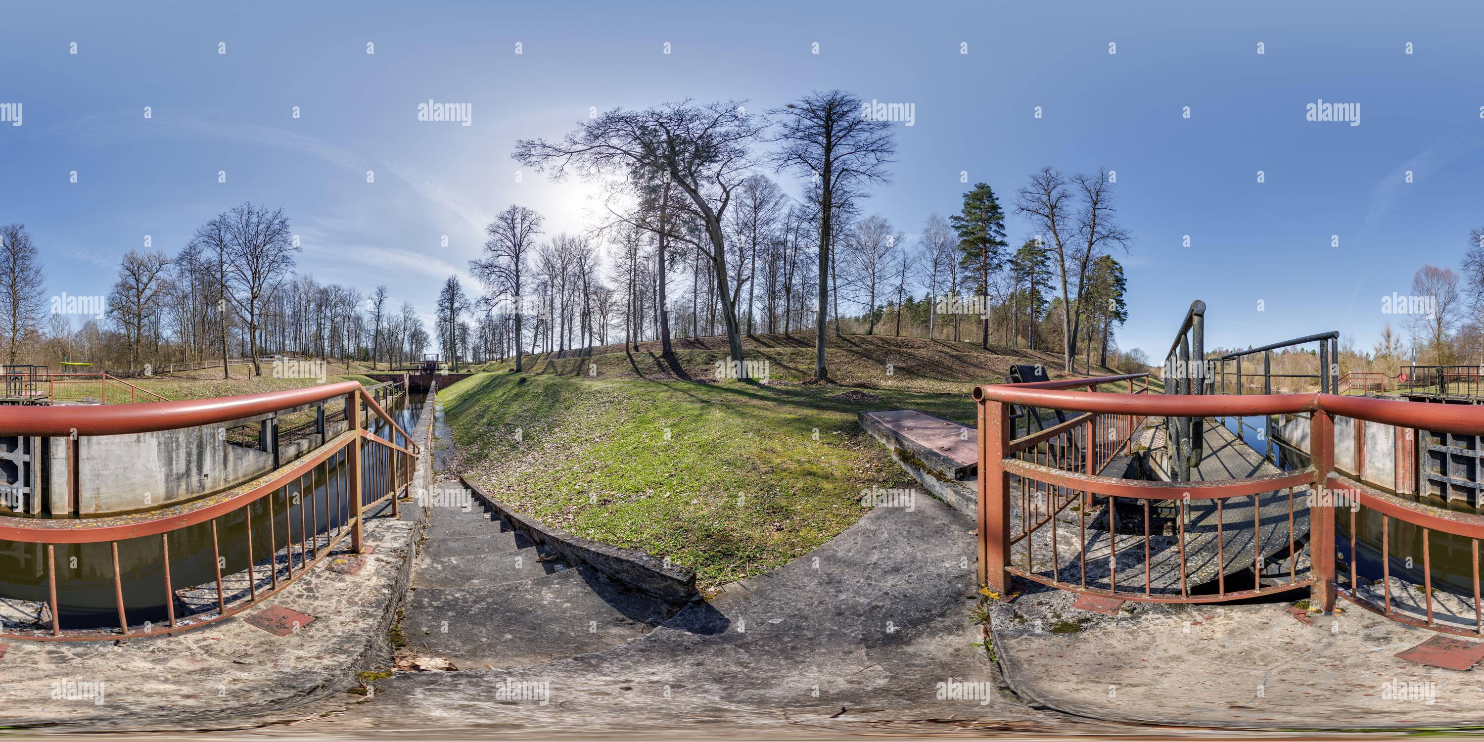 Vue panoramique à 360° de hdri 360 panorama près de la construction de l'écluse de passerelle sur la rivière, canal pour le passage des navires à différents niveaux d'eau. Entièrement sphérique 360 degrés sans couture PA