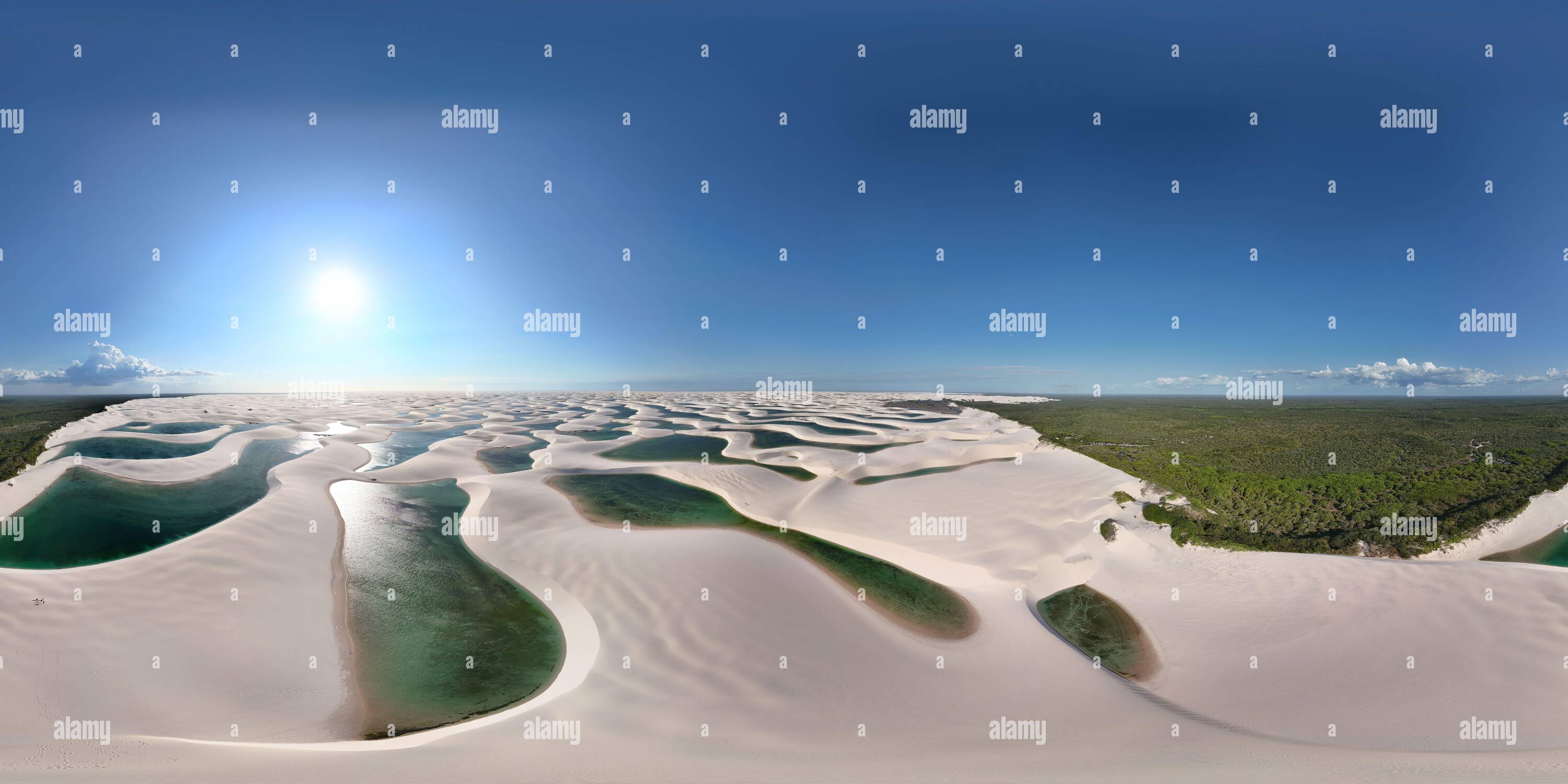 Vue panoramique à 360° de 360 photo aérienne prise avec un drone de vastes dunes de sable avec des centaines de bassins d'eau dans le parc national de Lençóis Maranhenses à Maranhão, Brésil