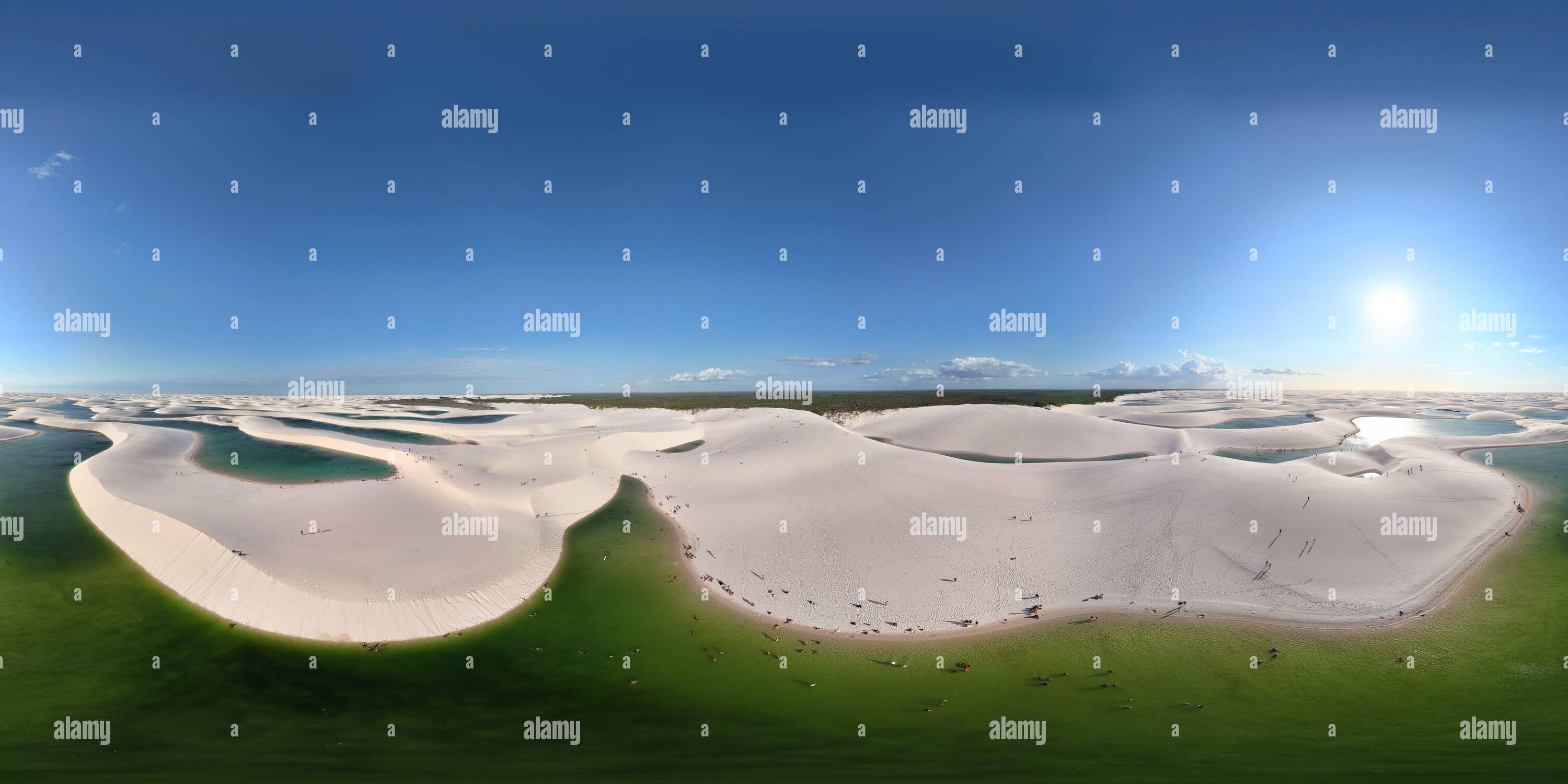 Vue panoramique à 360° de 360 photo aérienne prise avec un drone de Lagoa Bonita dans les vastes dunes de sable du parc national de Lençóis Maranhenses à Maranhão, Brésil