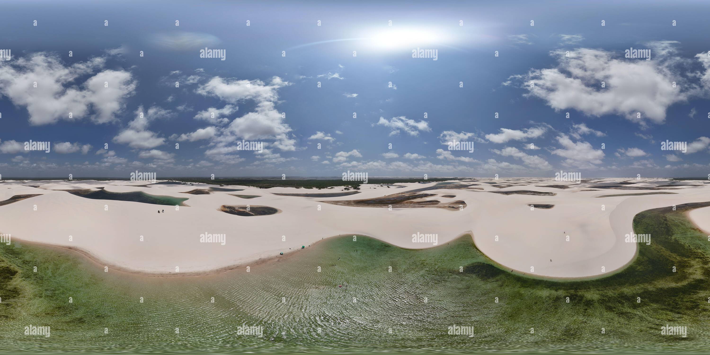 Vue panoramique à 360° de Aérien 360 Grand lac à Lençóis Maranhenses à midi sur la côte nord du Brésil