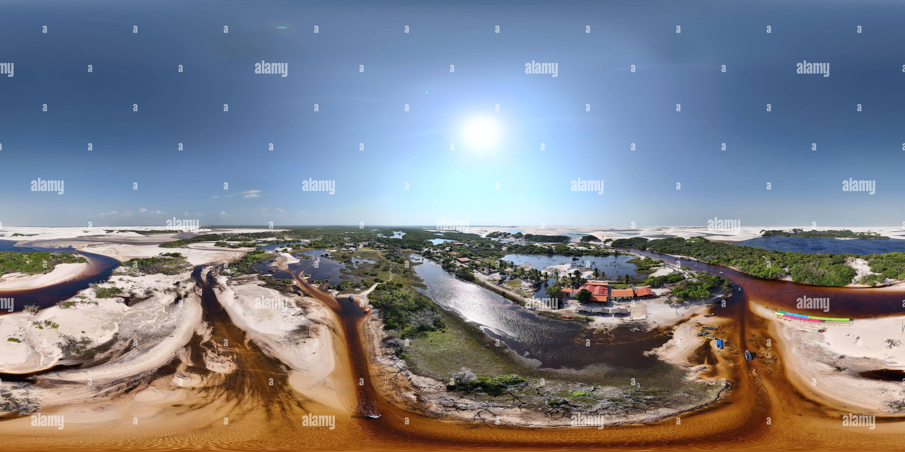 Vue panoramique à 360° de 360 photo aérienne prise avec drone de plusieurs restaurants le long du Rio Grande dans le parc national de Lençóis Maranhenses sur la côte nord du Brésil