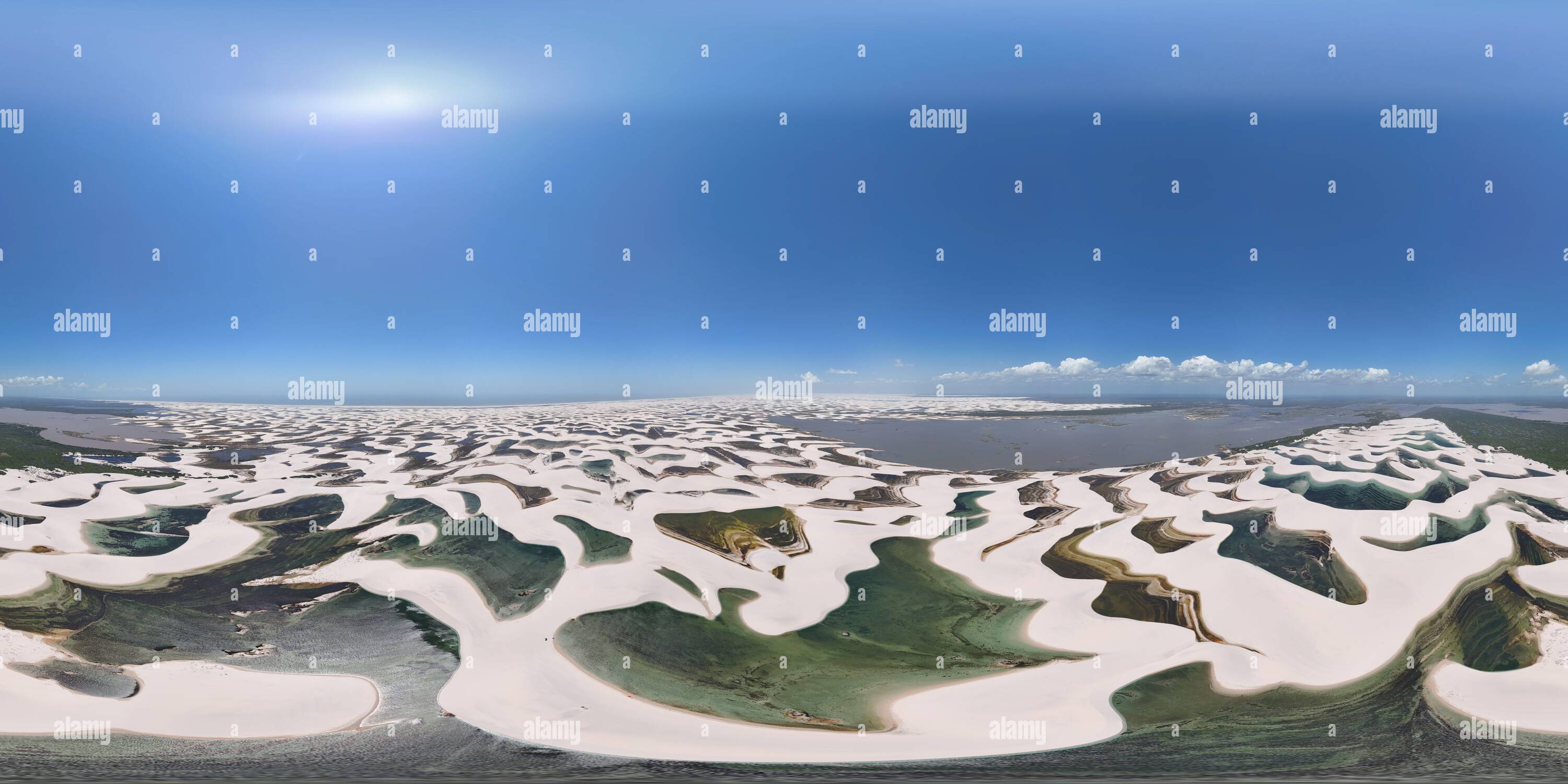 Vue panoramique à 360° de 360 photo aérienne prise avec un drone au-dessus des dunes de sable de Lençóis Maranhenses rencontrant une rivière sur la côte nord-est du Brésil