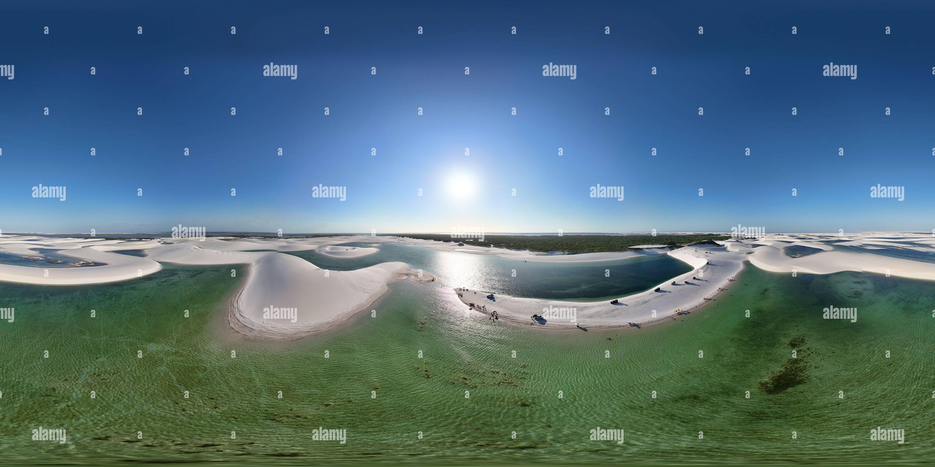 Vue panoramique à 360° de 360 photo aérienne prise avec un drone de lagoa entouré de dunes de sable lors de la visite de Ponta Verde dans le parc national de Lençóis Maranhenses dans le nord-est du Brésil