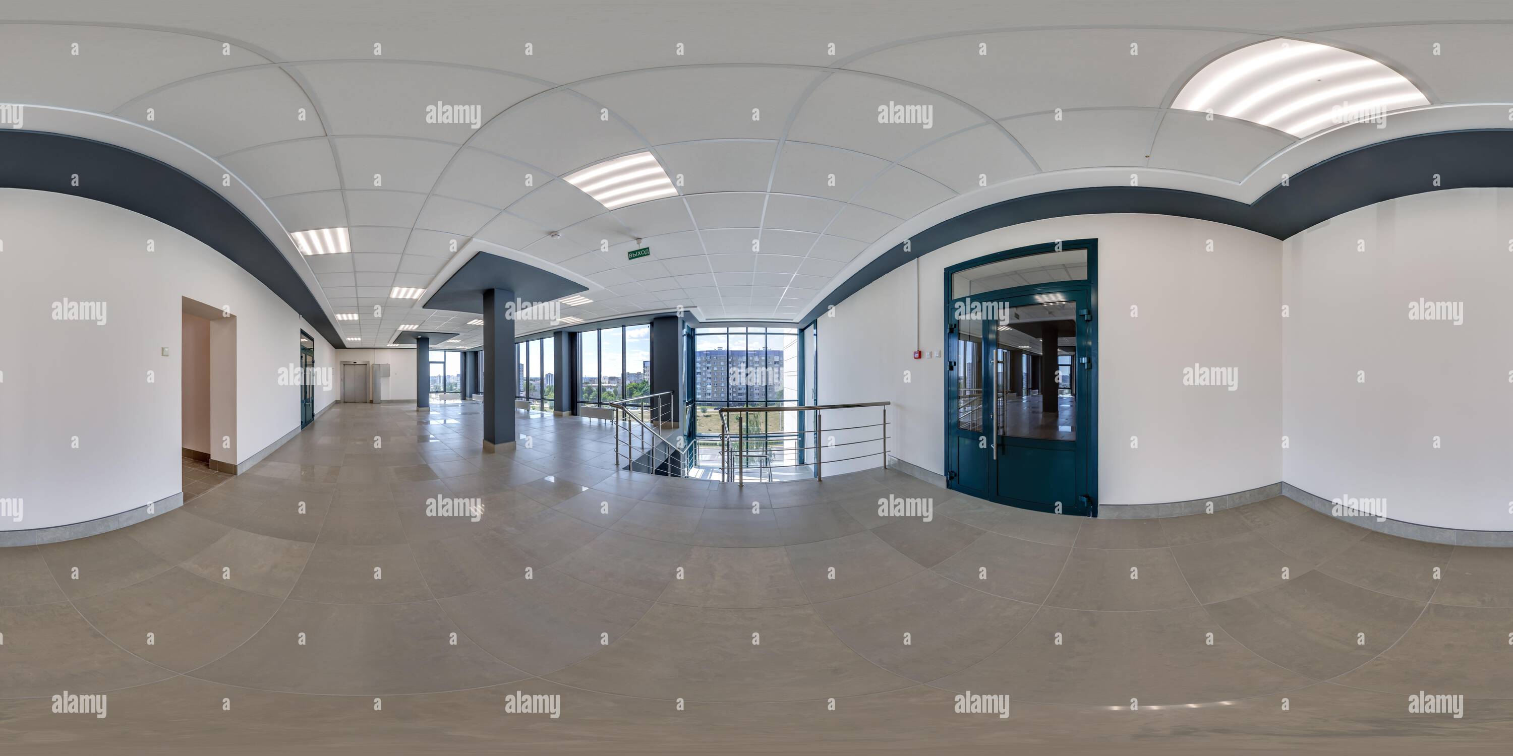 Vue panoramique à 360° de Panorama hdri 360 dans un hall moderne vide avec colonnes, portes et fenêtres panoramiques en projection équirectangulaire sphérique complète, prêt pour AR V.