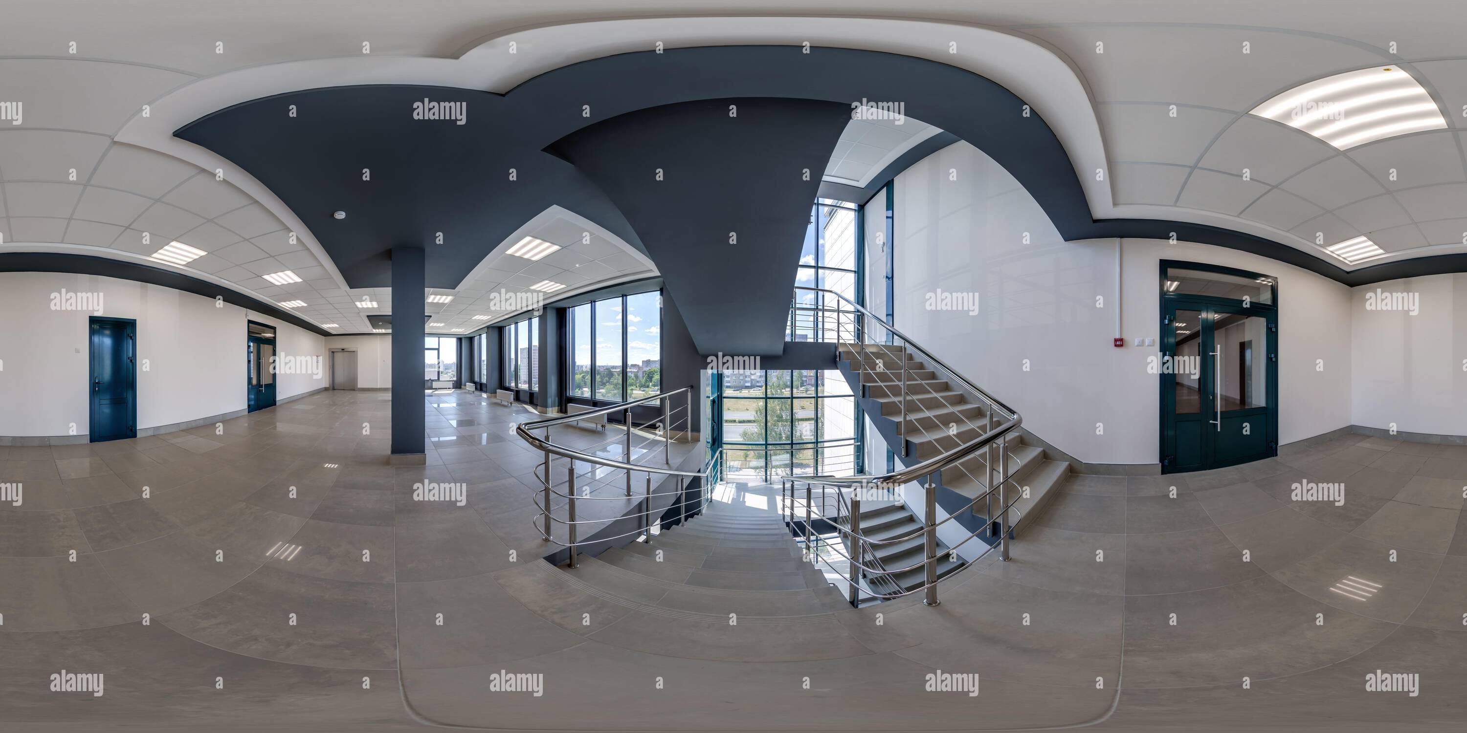 Vue panoramique à 360° de Panorama hdri 360 dans un hall moderne vide avec colonnes, portes et fenêtres panoramiques en projection équirectangulaire sphérique complète, prêt pour AR V.