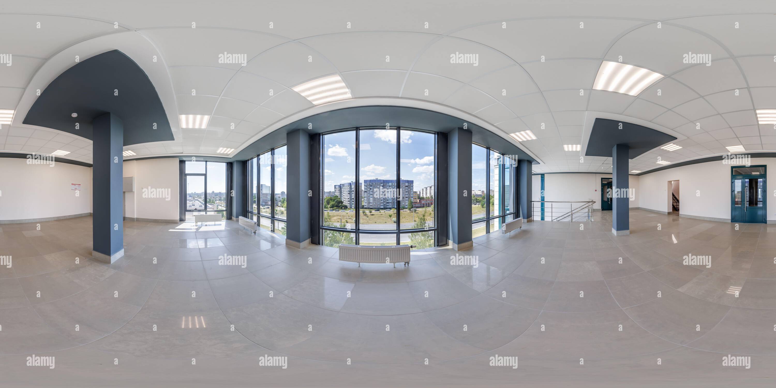 Vue panoramique à 360° de Panorama hdri 360 dans un hall moderne vide avec colonnes, portes et fenêtres panoramiques en projection équirectangulaire sphérique complète, prêt pour AR V.