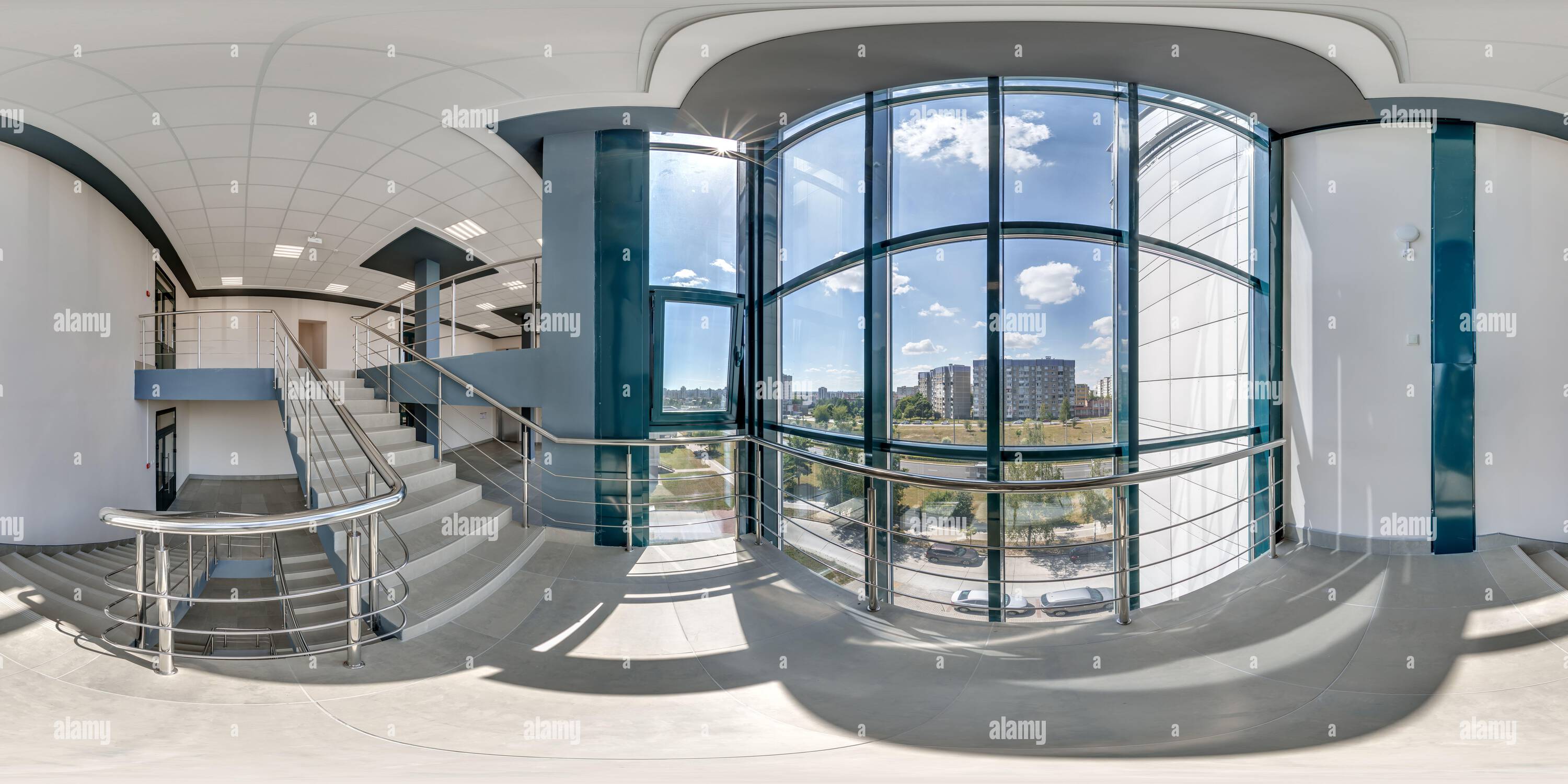 Vue panoramique à 360° de hdri 360 panorama sur les escaliers de sortie d'urgence et d'évacuation dans le hall moderne vide avec colonnes, portes et fenêtres panoramiques dans l'immeuble de bureaux en sphérique