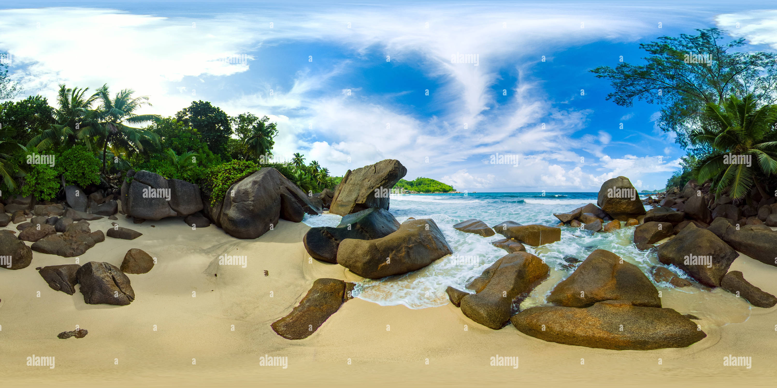 Vue panoramique à 360° de Des rochers dispersés à travers une crique de sable. Mahé, Seychelles.