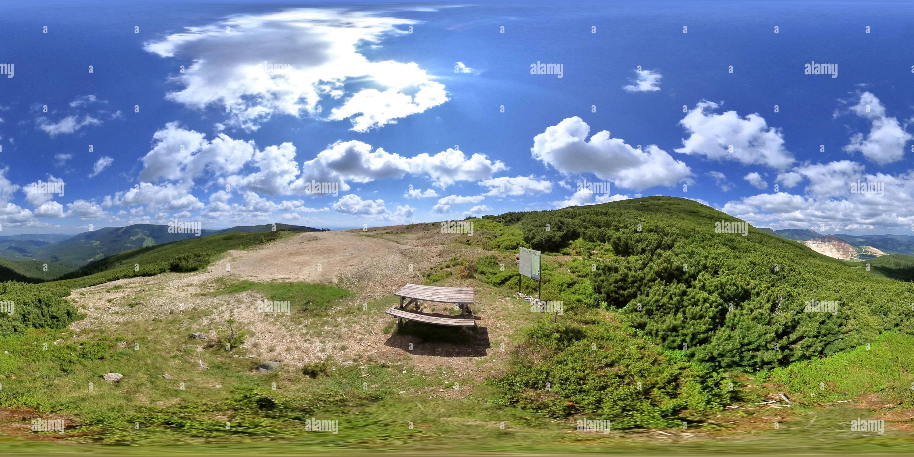 Vue panoramique à 360° de Vue panoramique depuis les montagnes de Calimani Roumanie – 360 VR