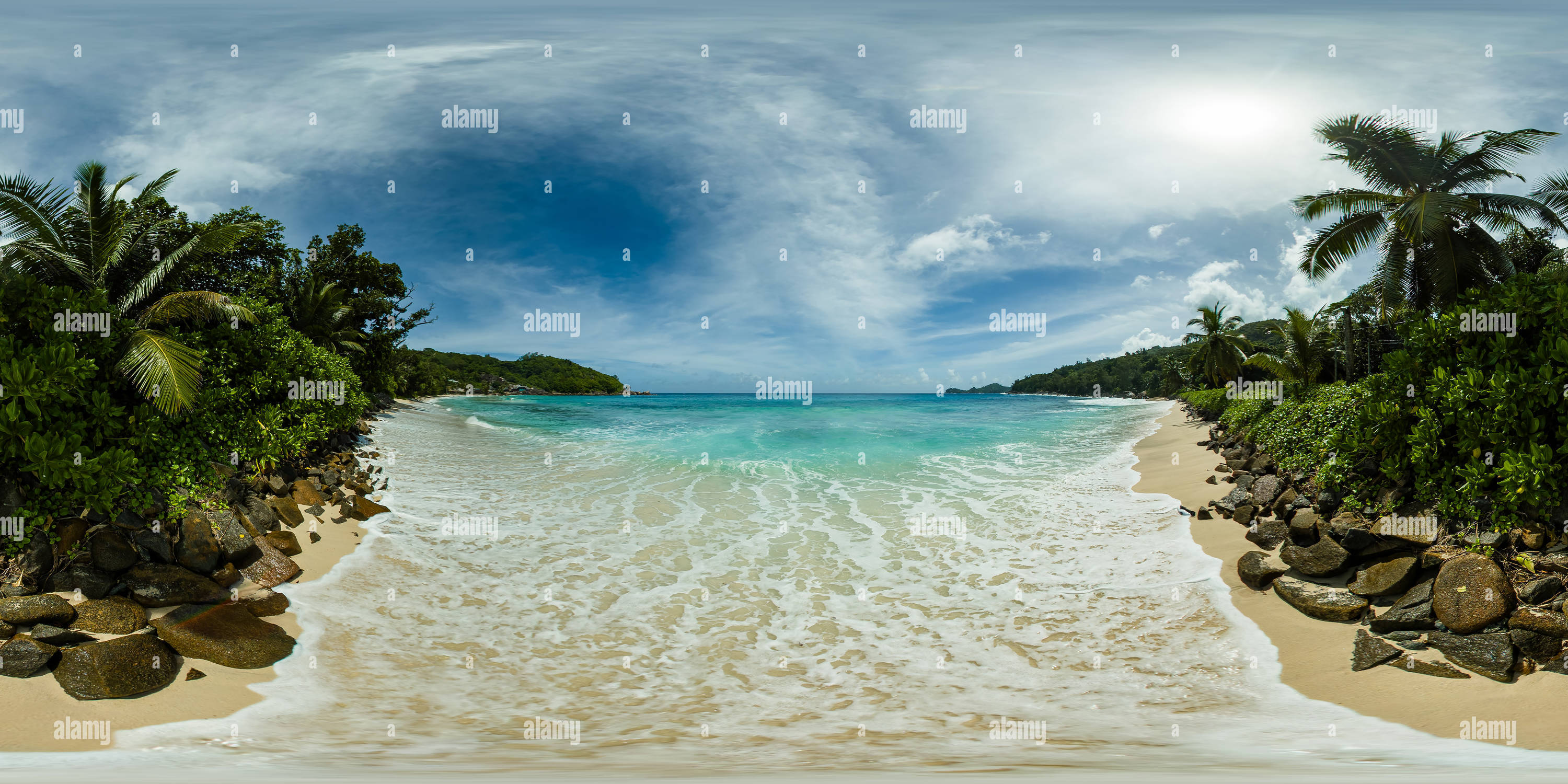 Vue panoramique à 360° de Vagues s'écrasant contre un rivage rocheux. Mahé, Seychelles.