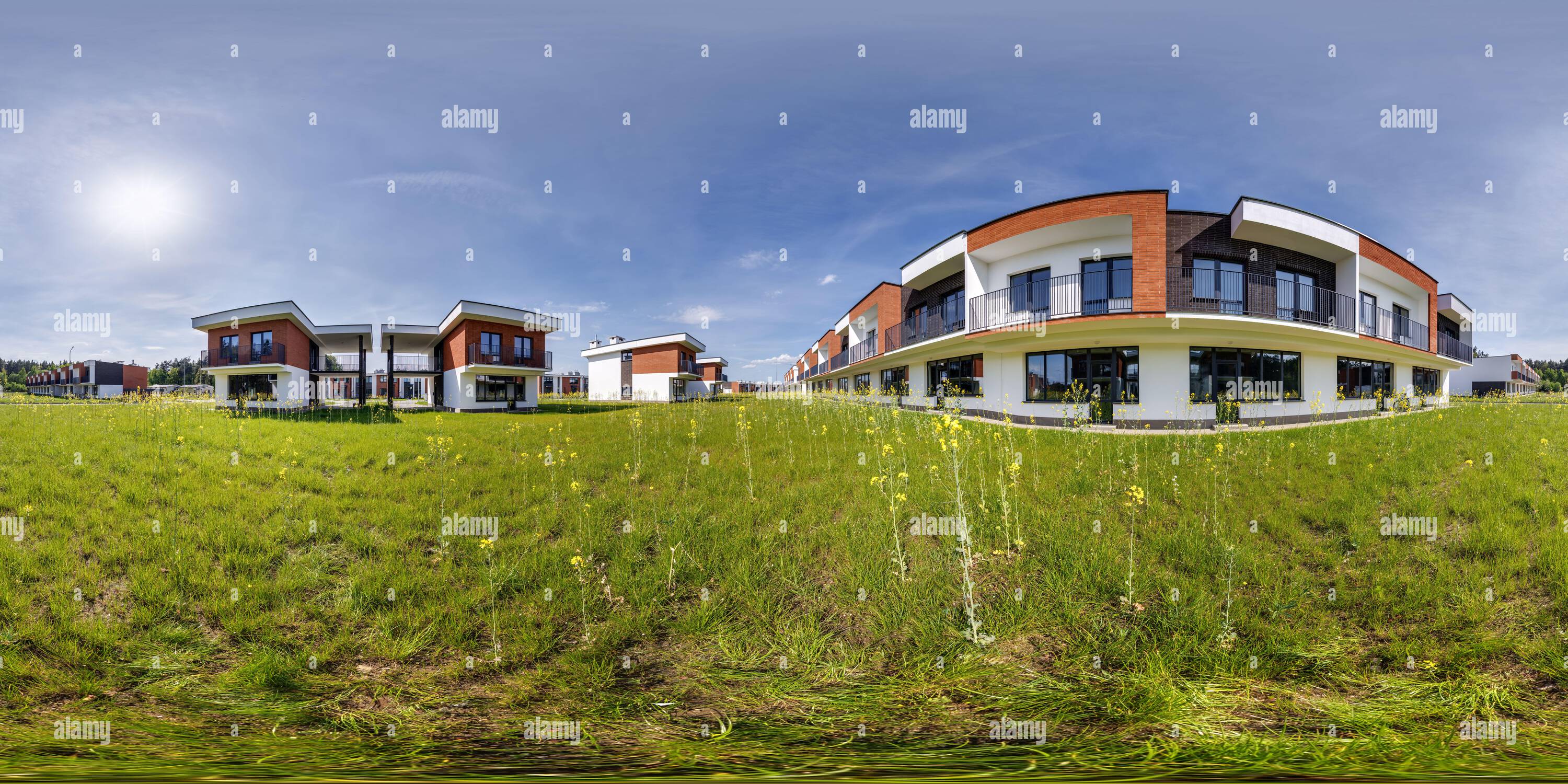 Vue panoramique à 360° de hdri 360 panorama dans une maison de ville résidentielle de faible hauteur ou complexe de bâtiments publics avec plusieurs appartements à plusieurs niveaux avec entrées isolées en equirec