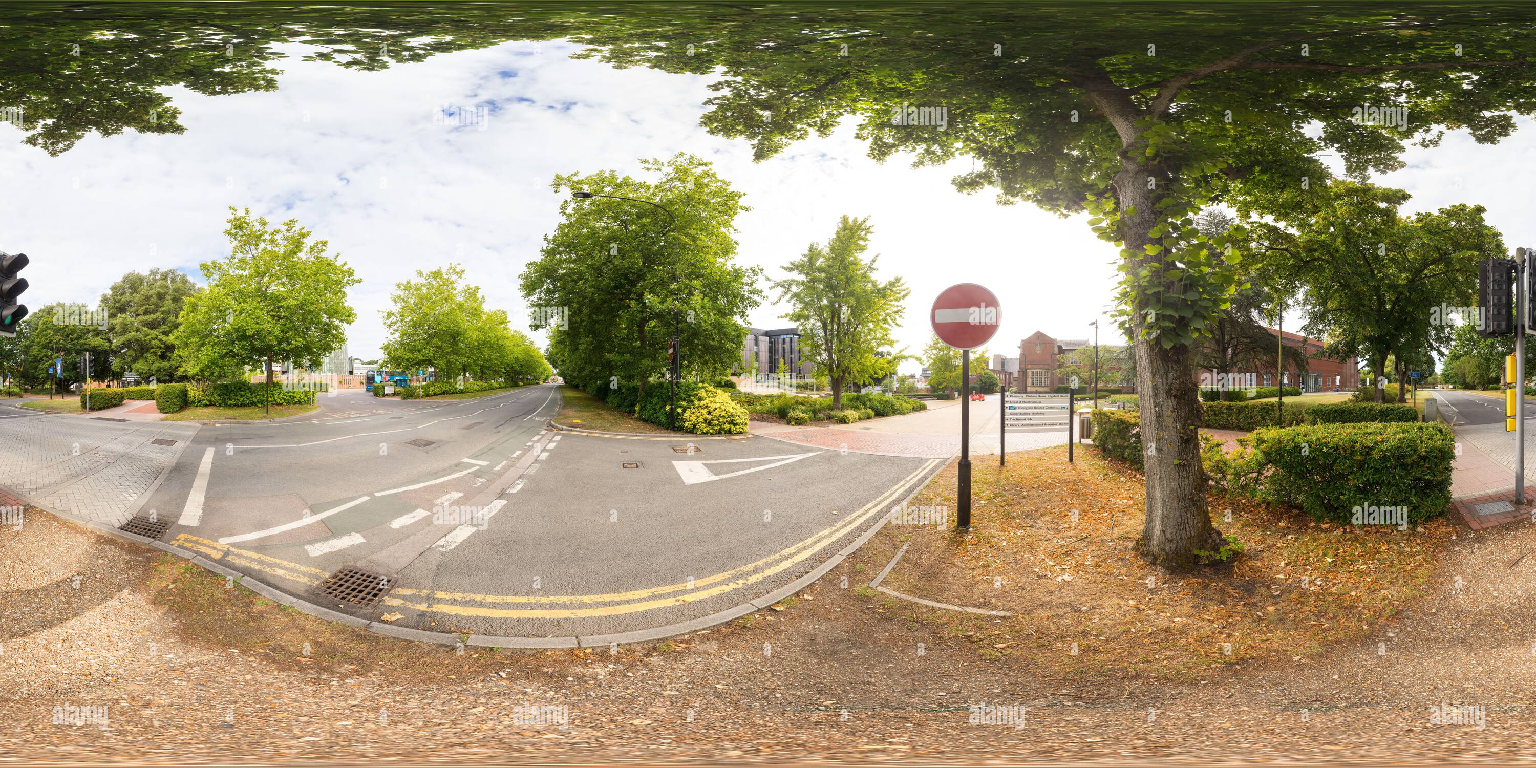 Vue panoramique à 360° de Campus Highfield de l'Université de Southampton sur University Road, les bâtiments de la bibliothèque Hartley et du théâtre Nuffield et la station d'autobus