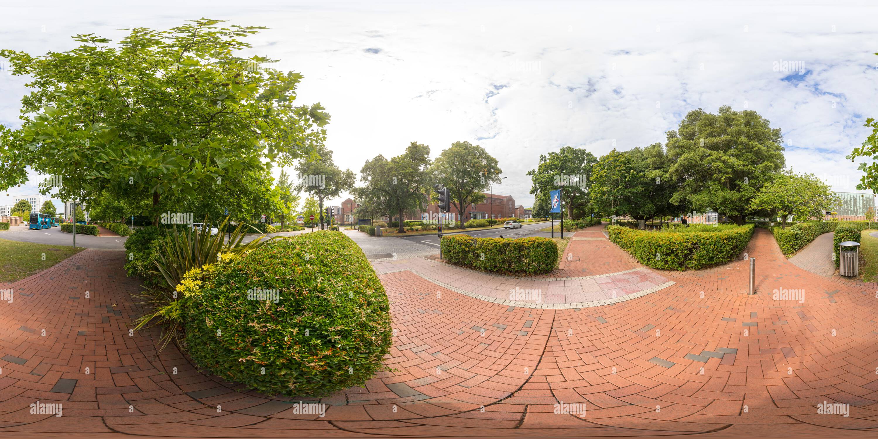 Vue panoramique à 360° de Campus Highfield de l'Université de Southampton sur University Road, les bâtiments de la bibliothèque Hartley et du théâtre Nuffield et la station d'autobus
