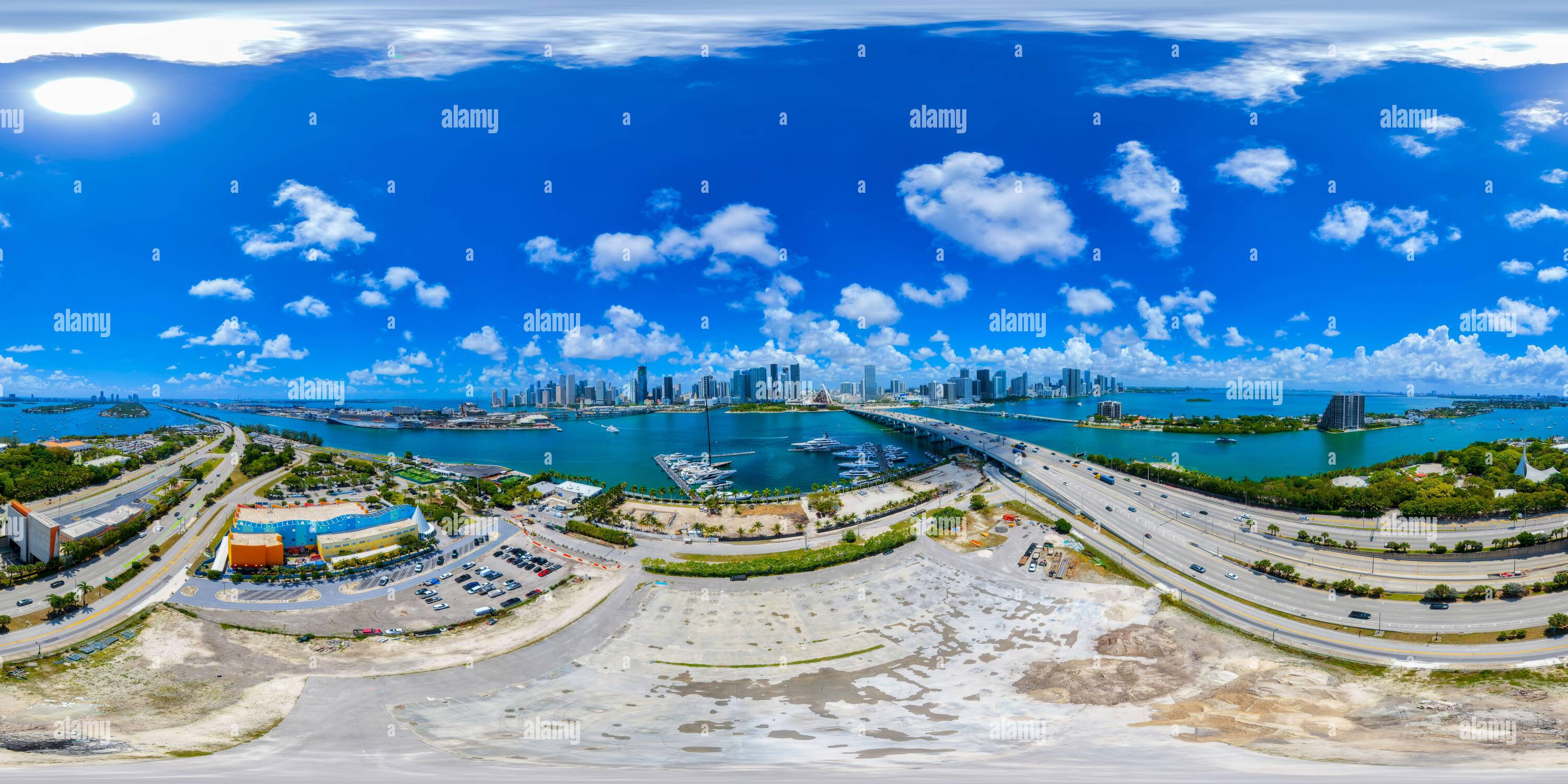 Vue panoramique à 360° de Terrain vacant sur Watson Island Miami Floride par ponts et baie aérienne 360 photo VR