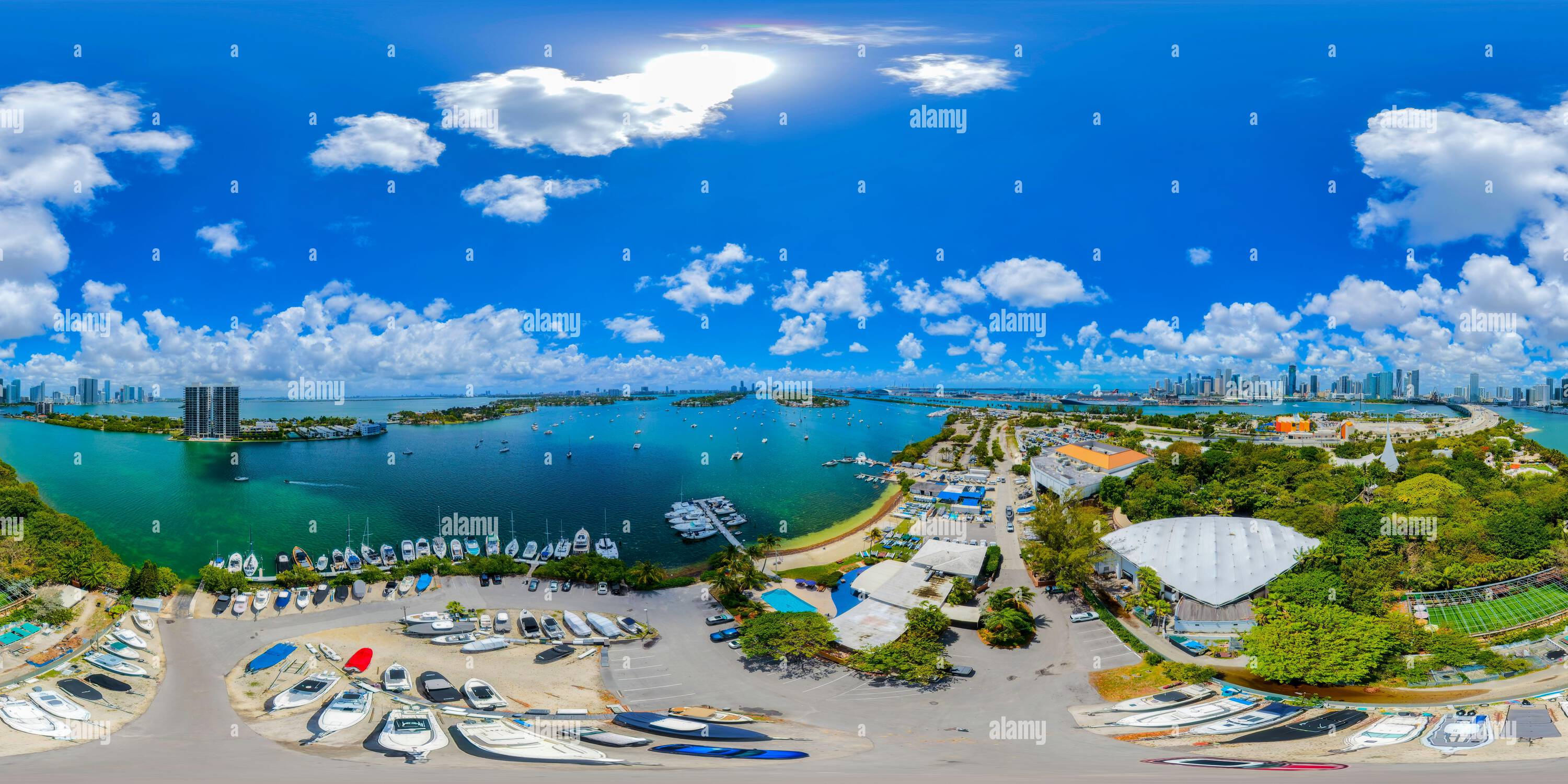 Vue panoramique à 360° de Aerial 360 image équirectangulaire Watson Island Miami rempli de bateaux sur la baie
