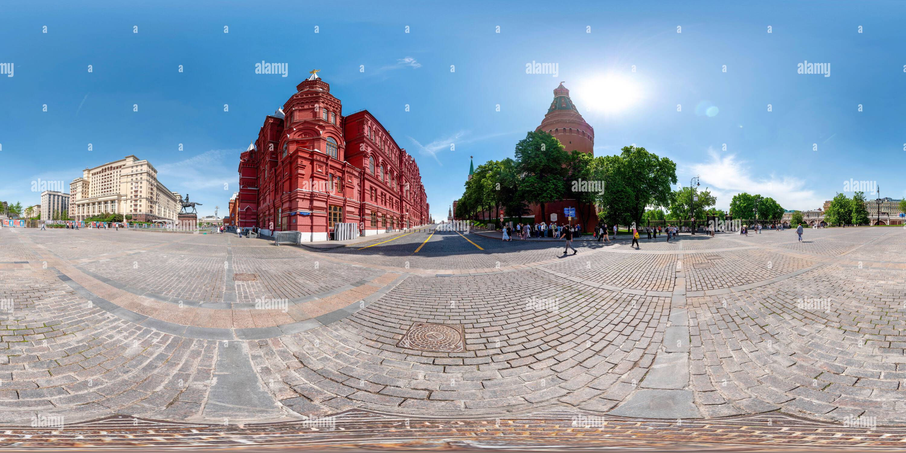 Vue panoramique à 360° de Panorama haute résolution de 360 du monument du maréchal Georgy Zhukov, du Musée historique d'État et des portes du jardin Alexandre à Moscou, Russie. S