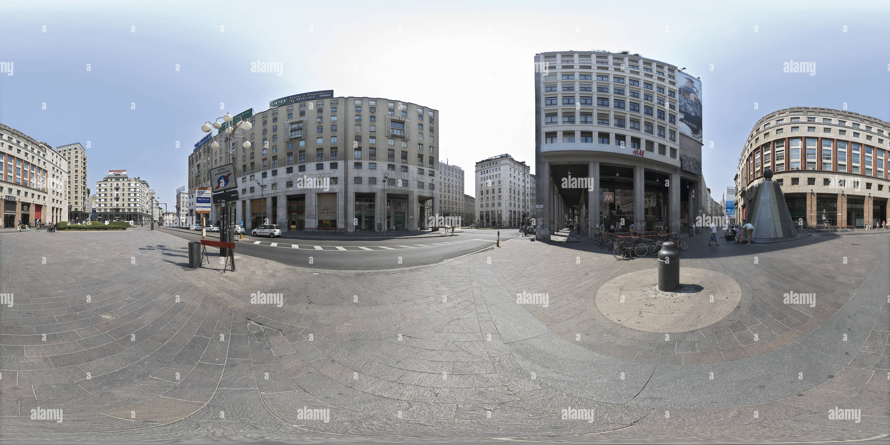 Vue panoramique à 360° de Piazza San Babila, à côté du Duomo