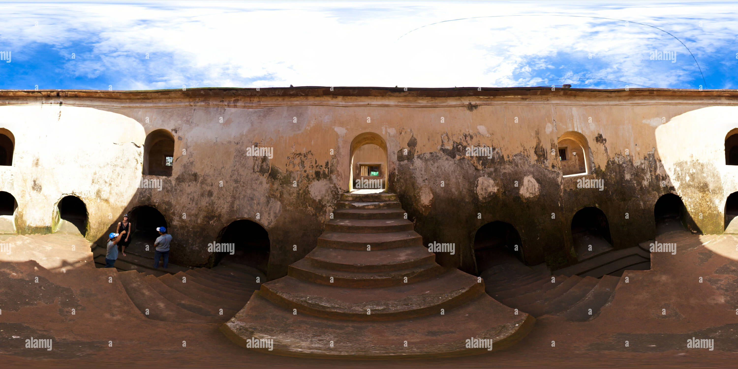 Vue panoramique à 360° de Sumur Gumuling : la mosquée souterraine