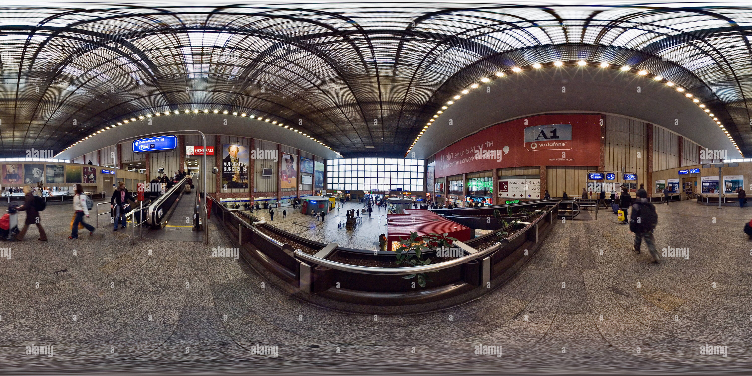 Vue panoramique à 360° de La gare du sud de Vienne 2006